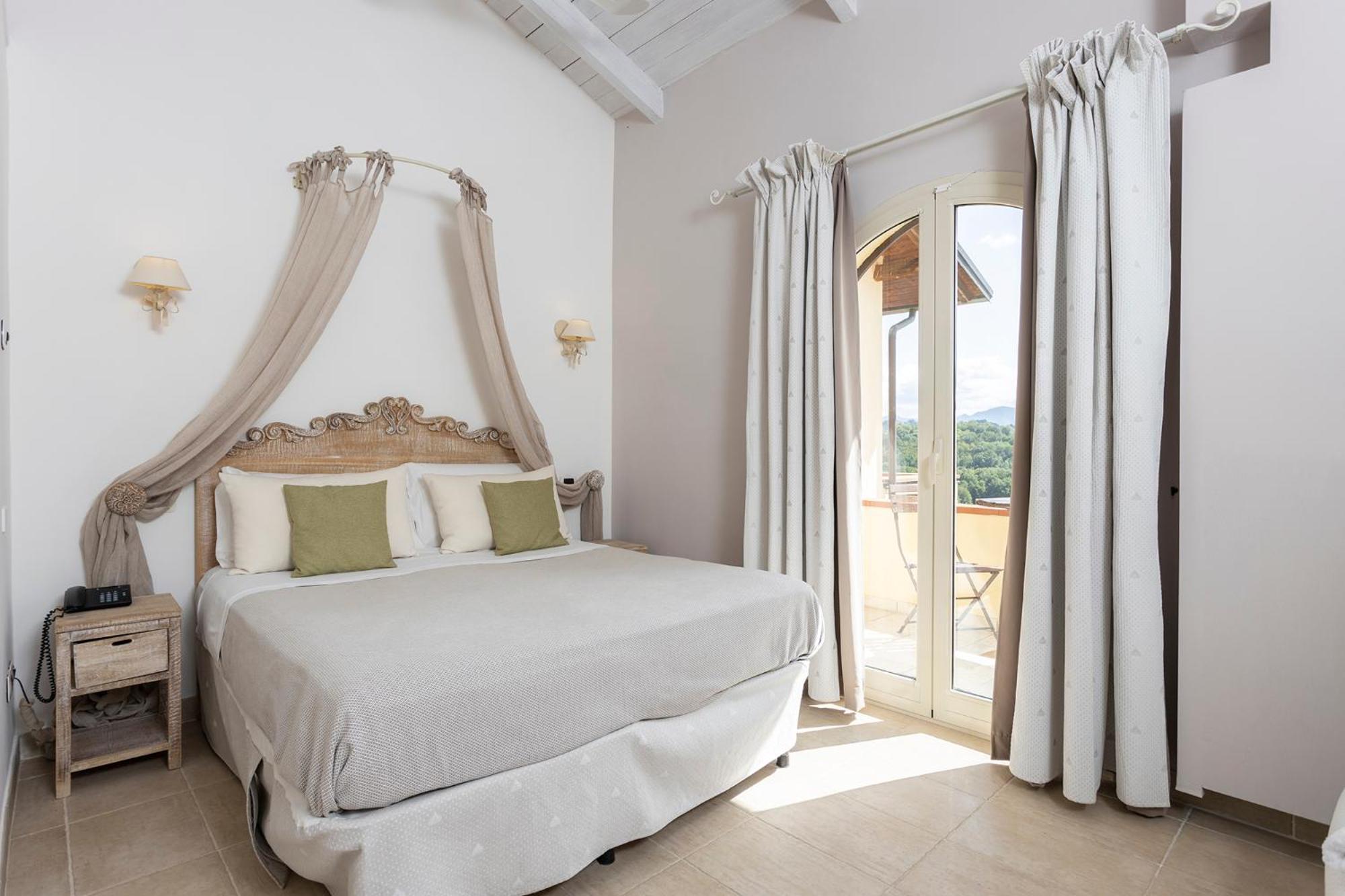 Deluxe Double Room with Balcony photo 3