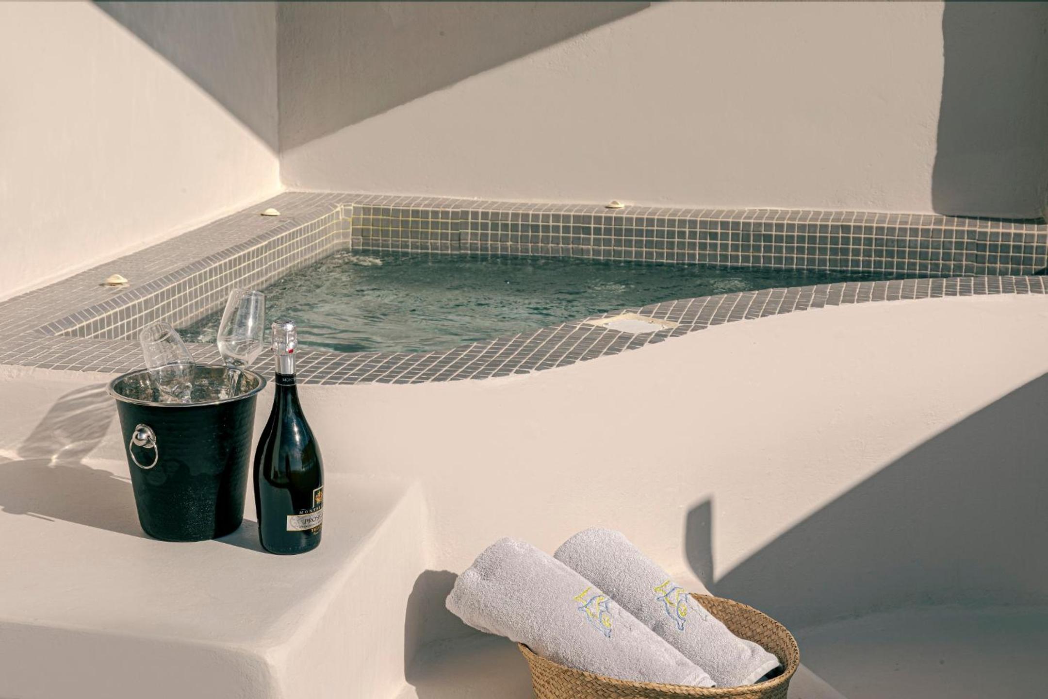 Jacuzzi Suite with Volcano View - Photo 25