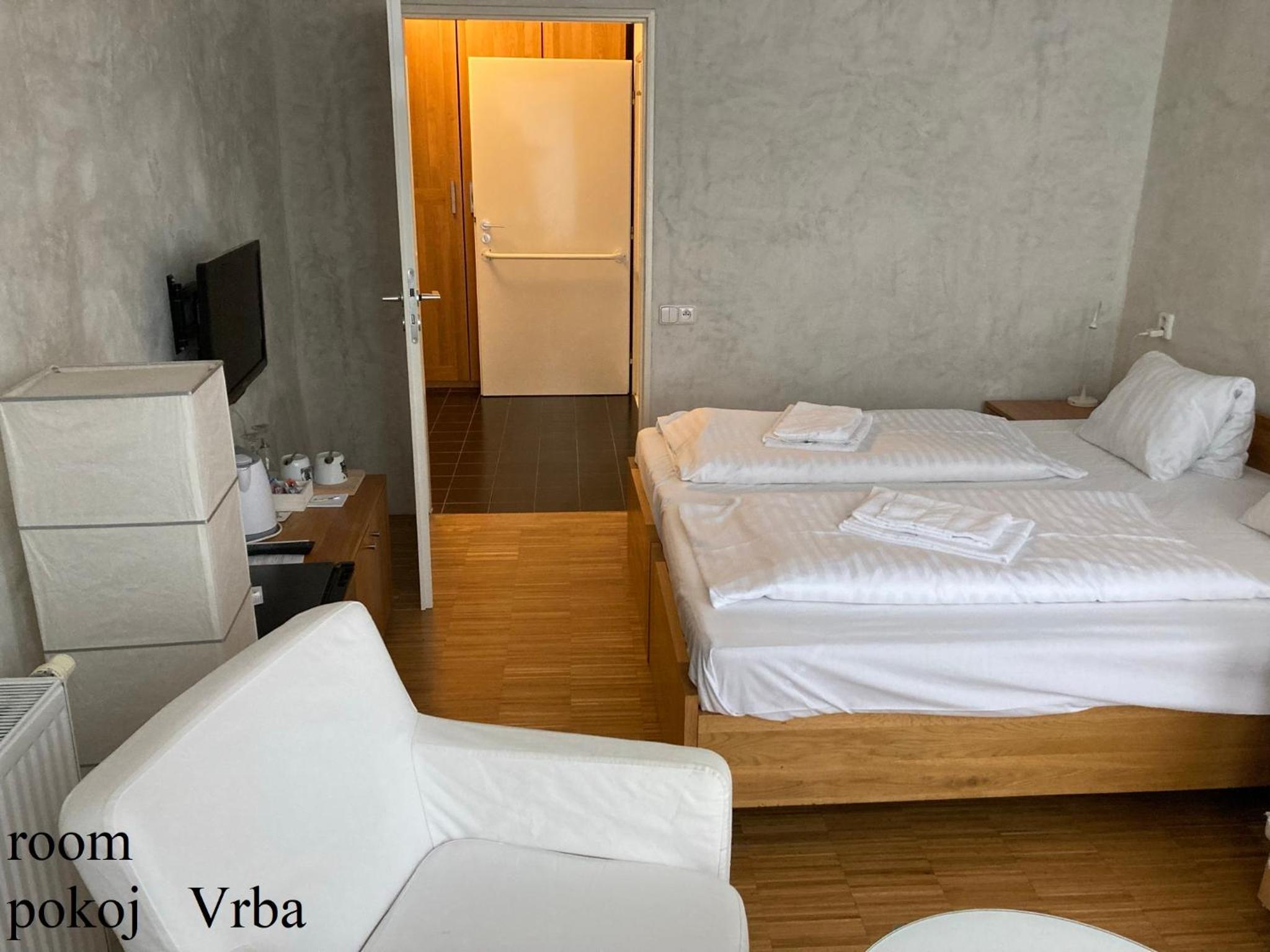 King Room with Roll-In Shower - Disability Access - Photo 7