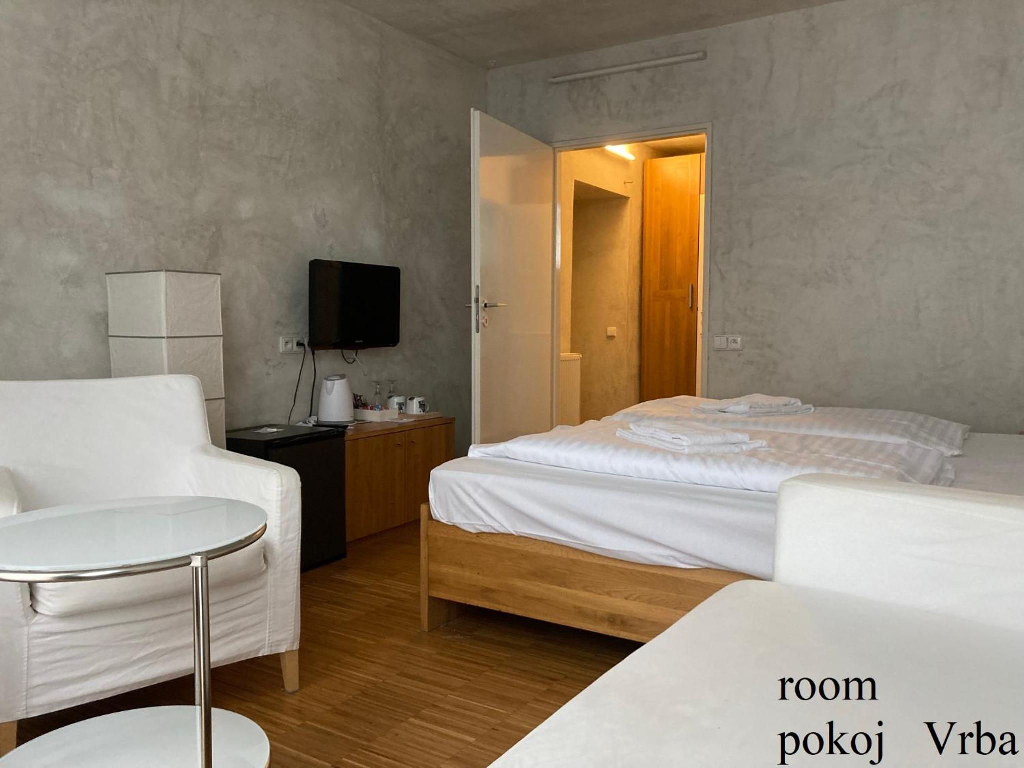 King Room with Roll-In Shower - Disability Access - Photo 8