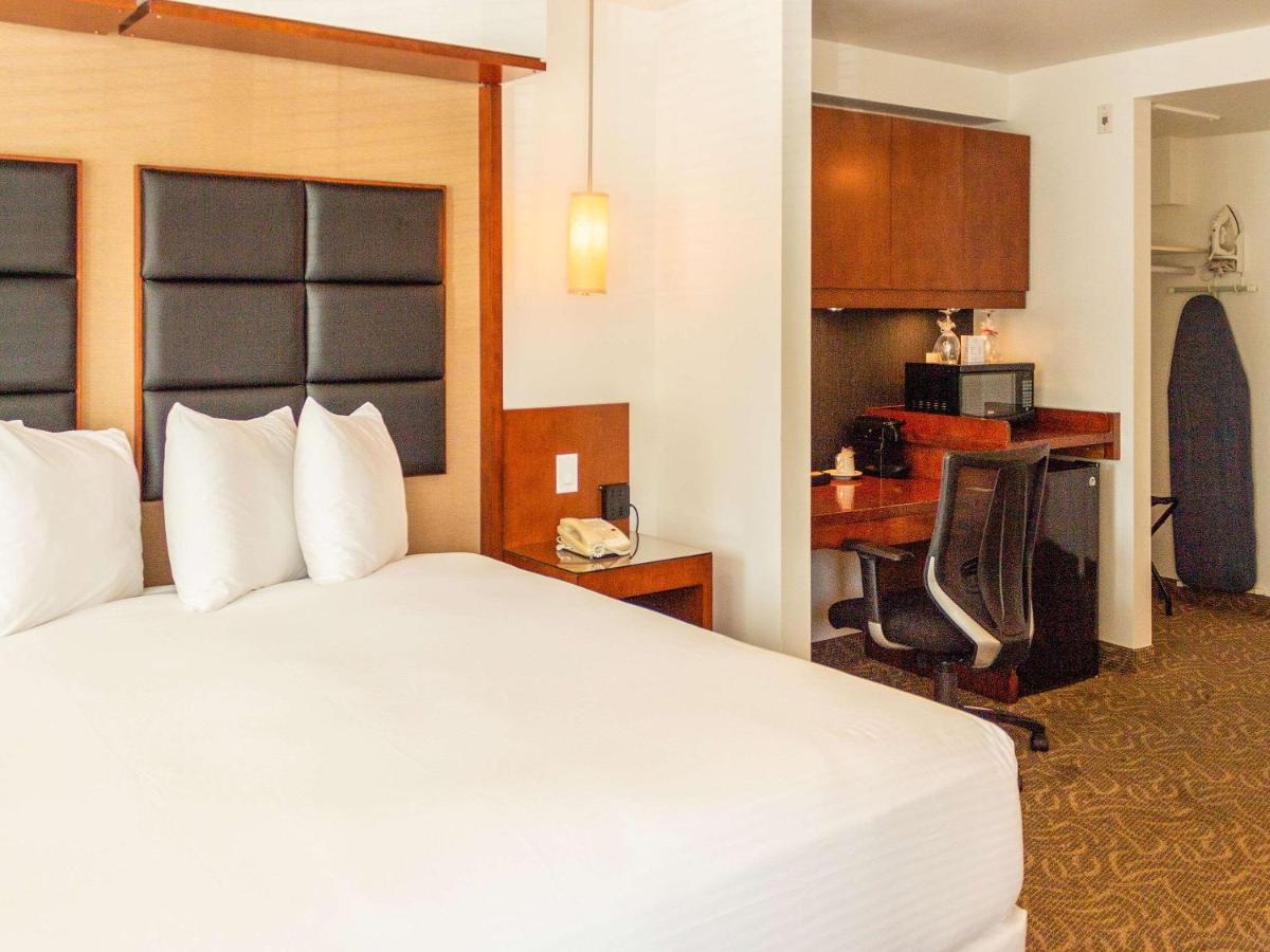 Superior King Room with Whirlpool Bath - Non Smoking photo 3