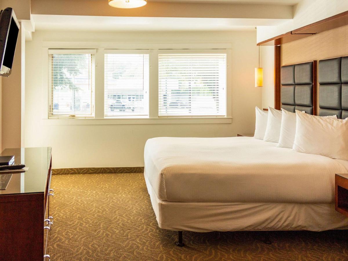 Superior King Room with Whirlpool Bath - Non Smoking photo 1