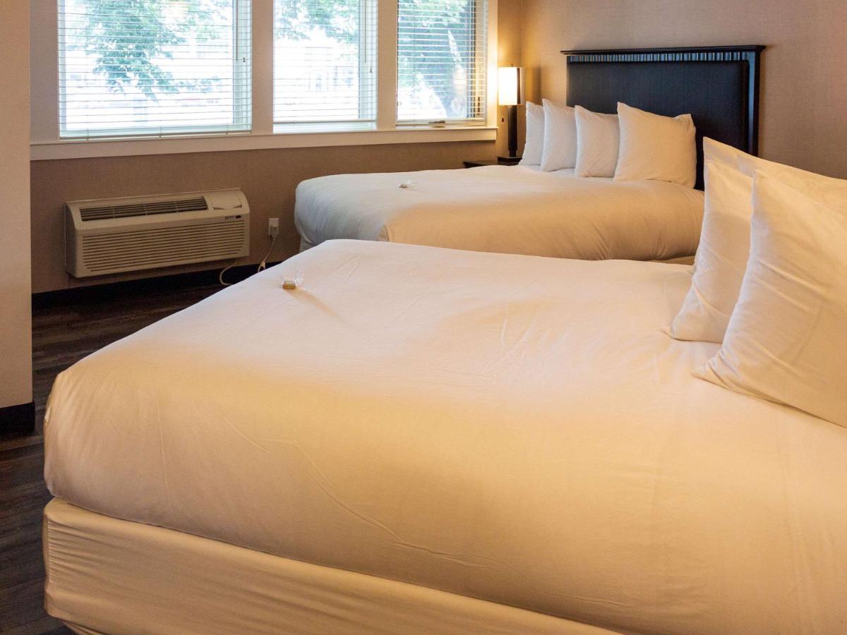 Superior Queen Room with Two Queen Beds and Whirlpool Bath - Non Smoking photo 1