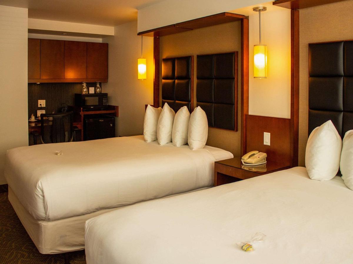 Superior Queen Room with Two Queen Beds and Whirlpool Bath - Non Smoking photo 2
