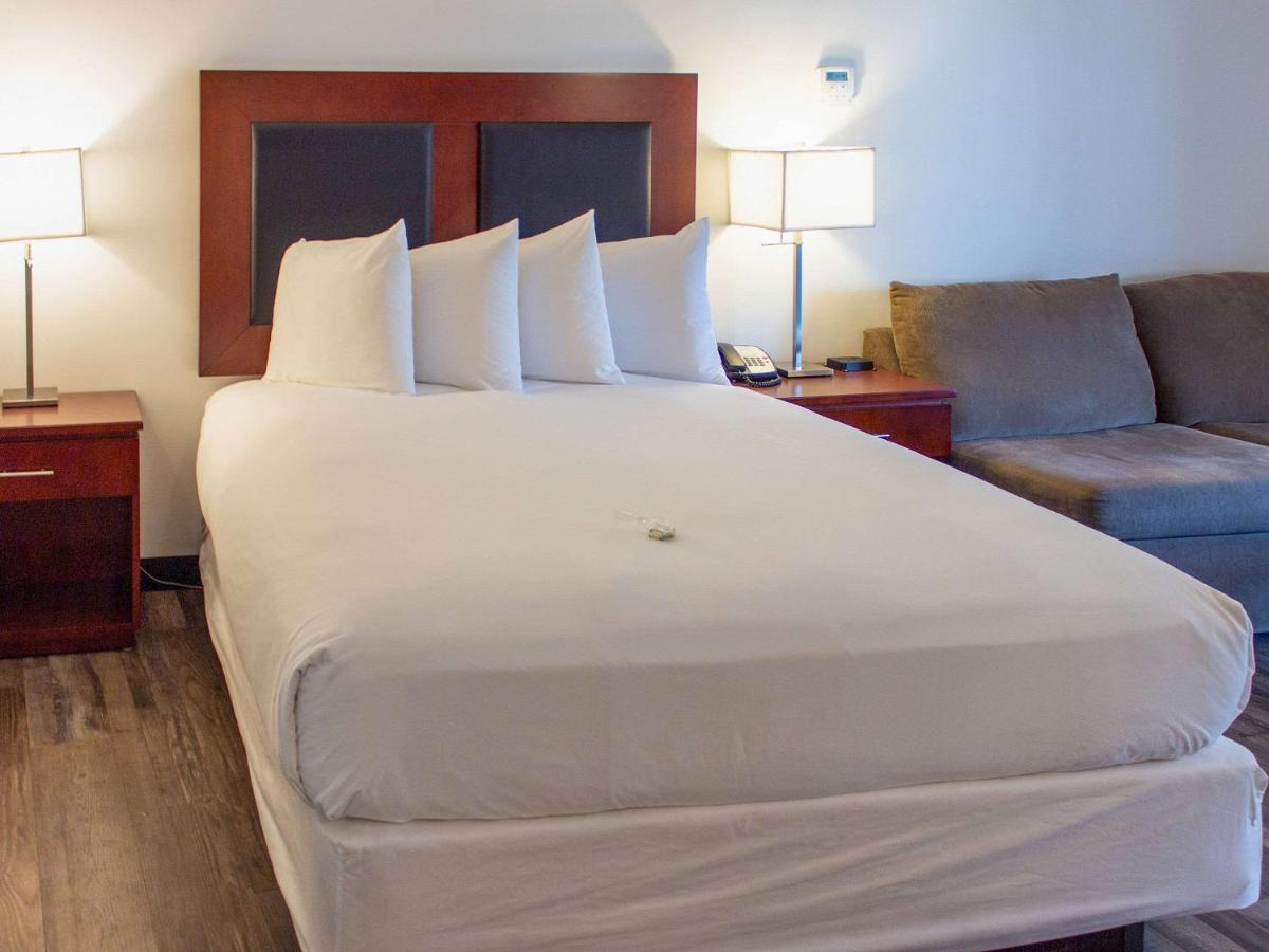 Family Suite with Two Queen Beds and Sofa Bed - Non-Smoking photo 1