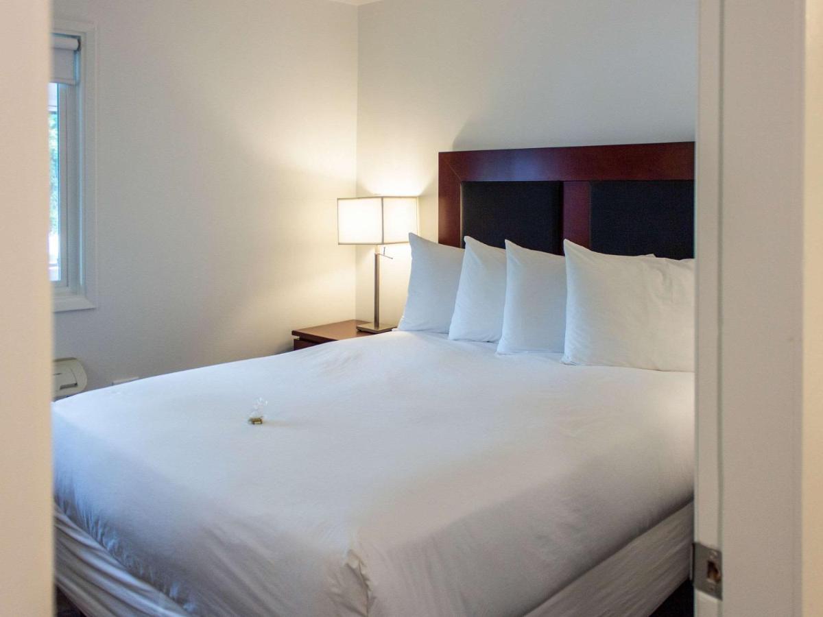Family Suite with Two Queen Beds and Sofa Bed - Non-Smoking photo 2
