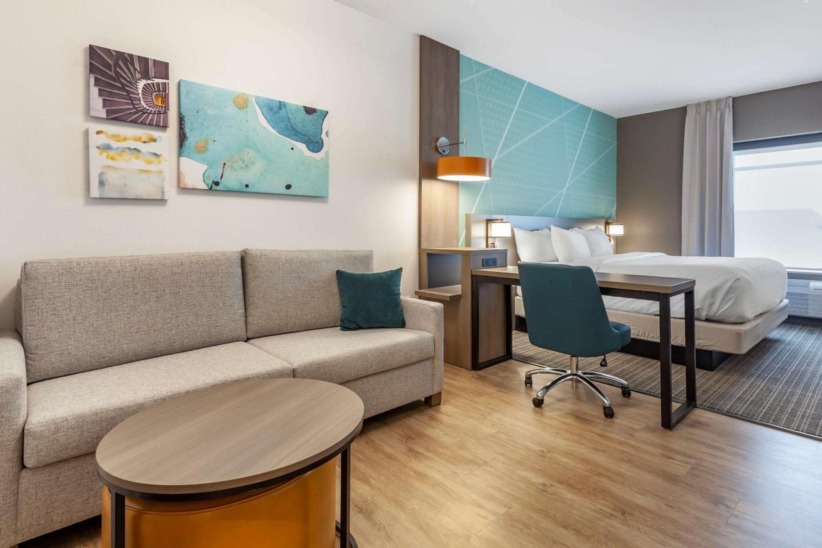 King Suite with Sofa Bed - Non-Smoking - Photo 4