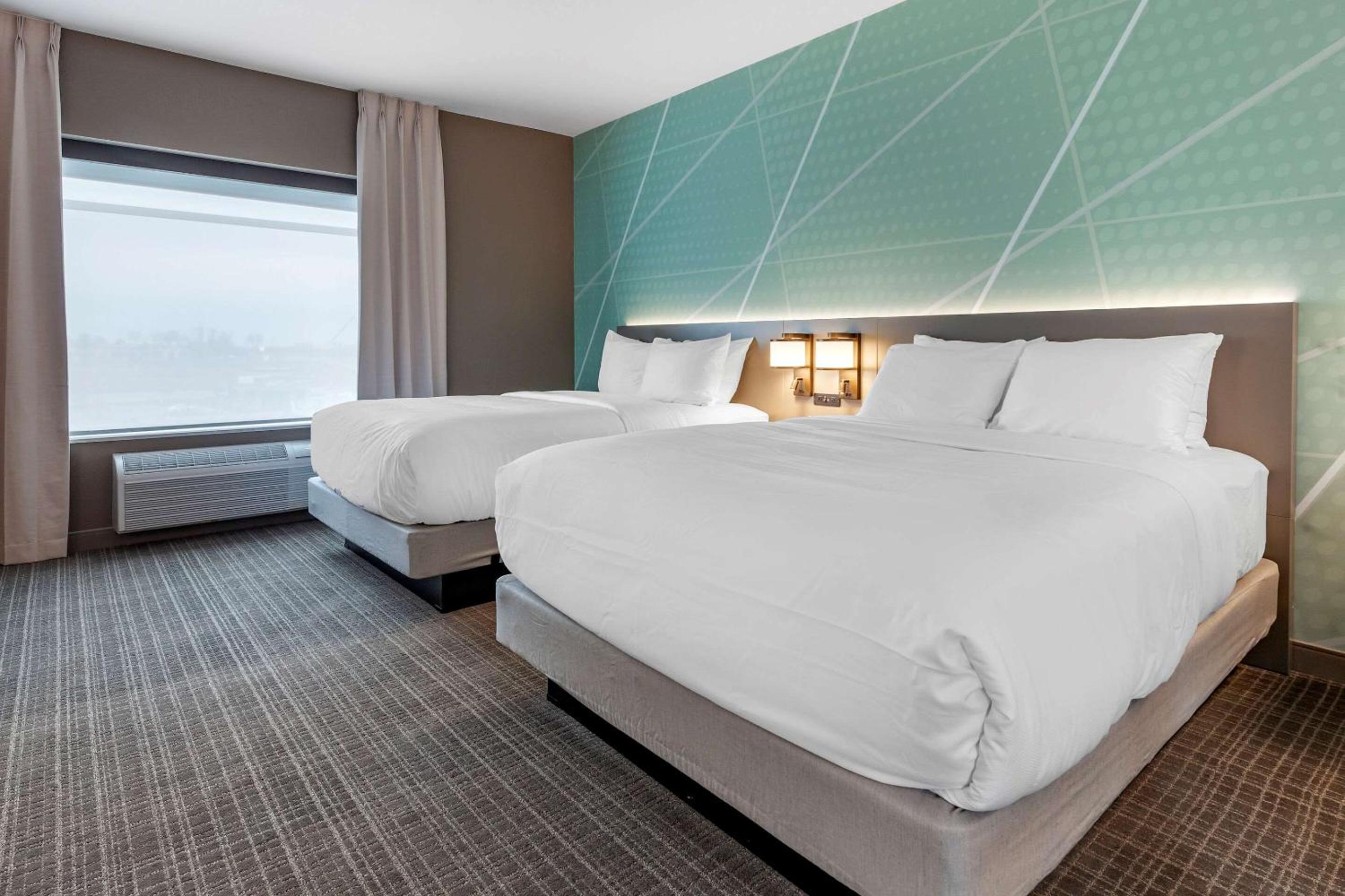 Queen Suite with Two Queen Beds - Non-Smoking - Photo 1