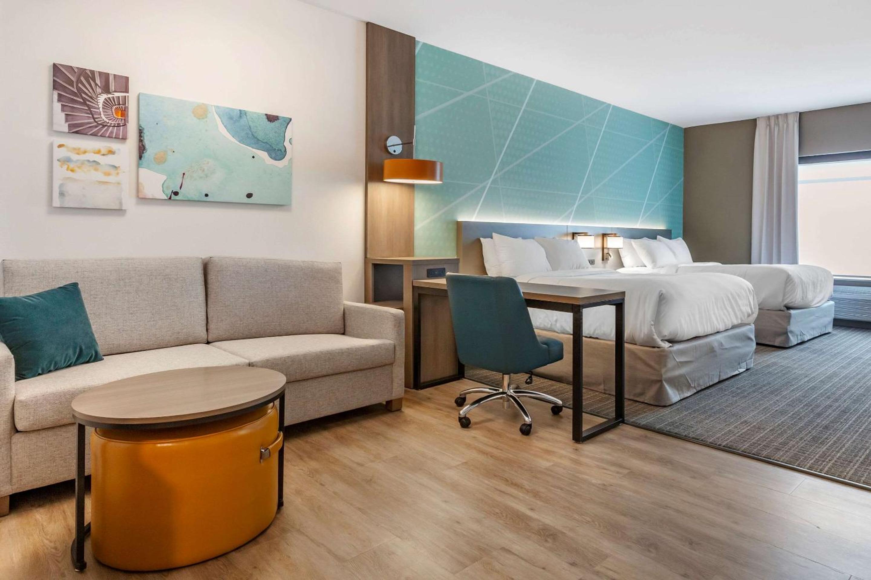 Queen Suite with Two Queen Beds - Non-Smoking - Photo 2