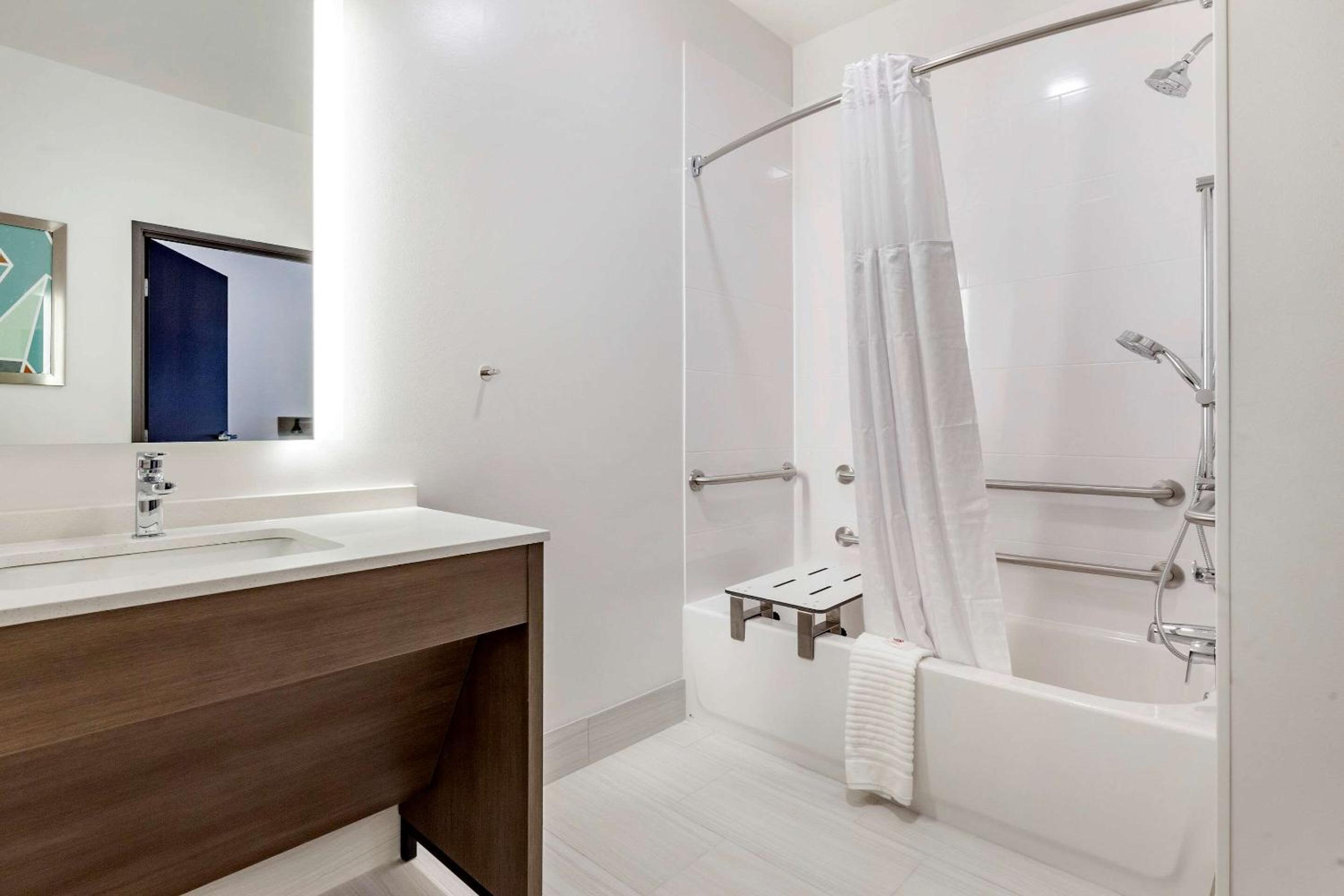 Accessible Suite with Two Queen Beds - Non-Smoking - Photo 3