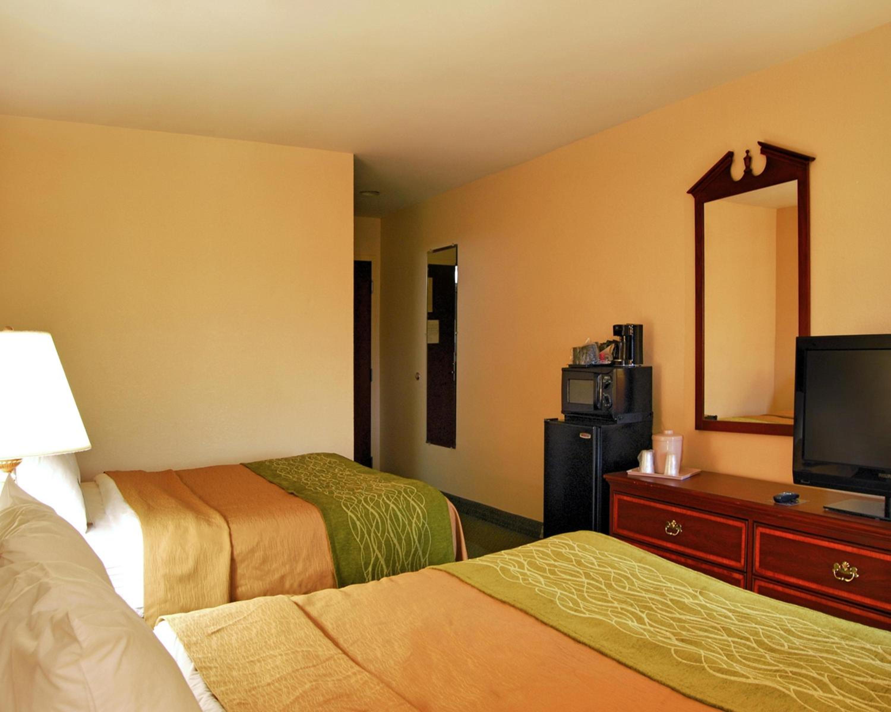 Queen Room with Two Queen Beds photo 3