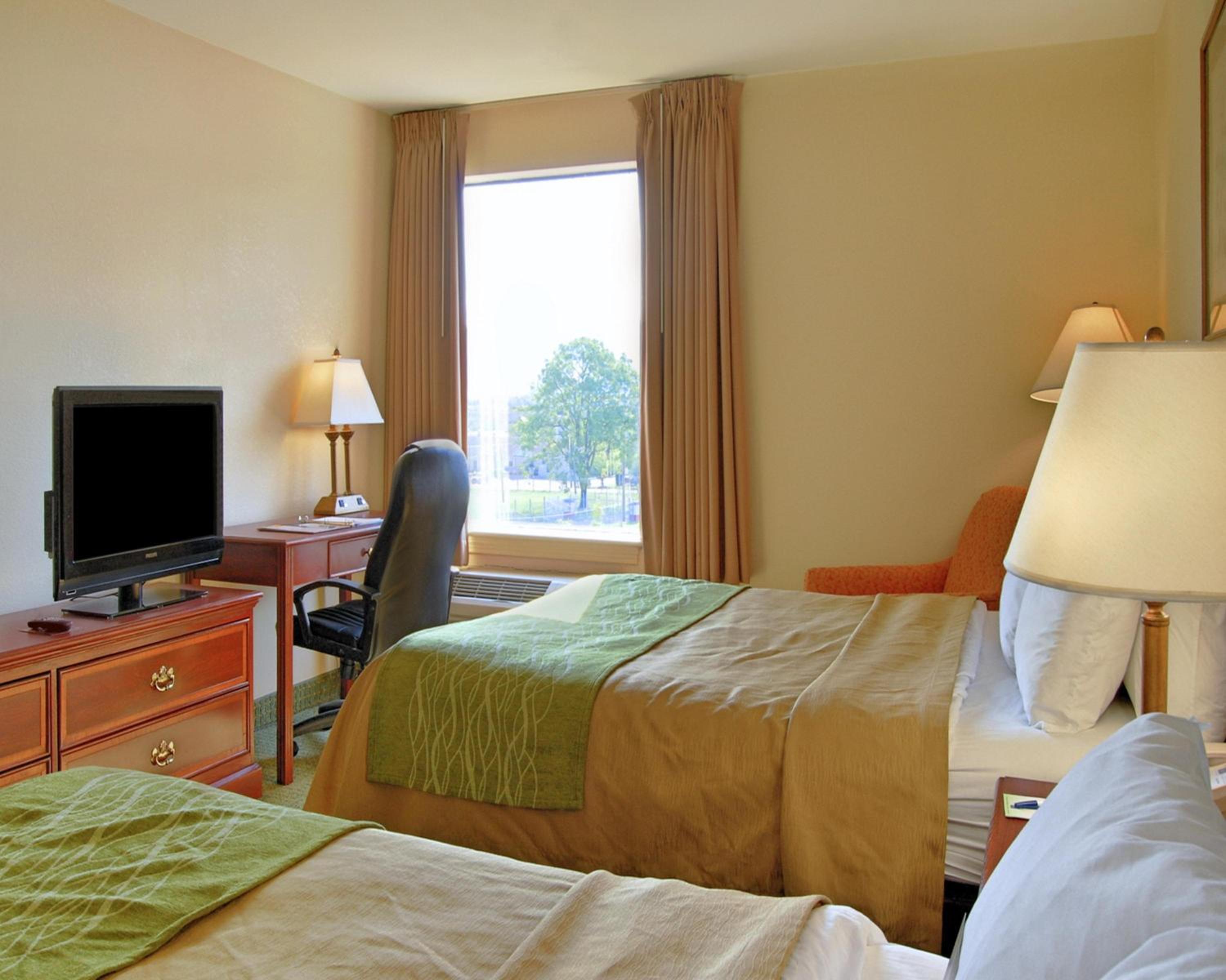 Queen Room with Two Queen Beds photo 2