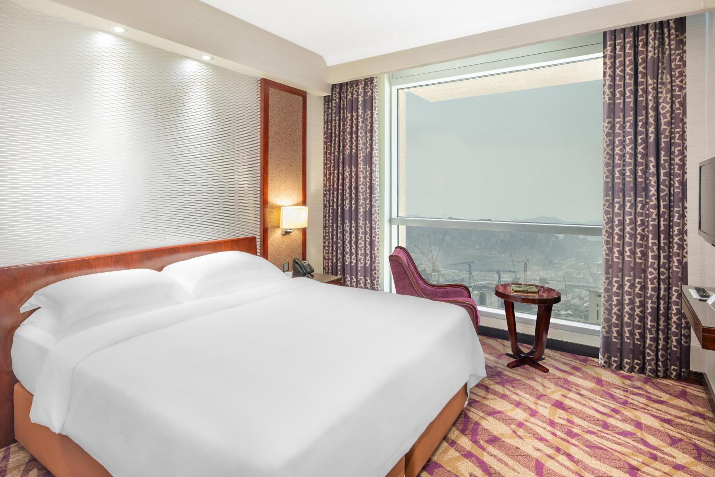 Spacious Room – King Bed