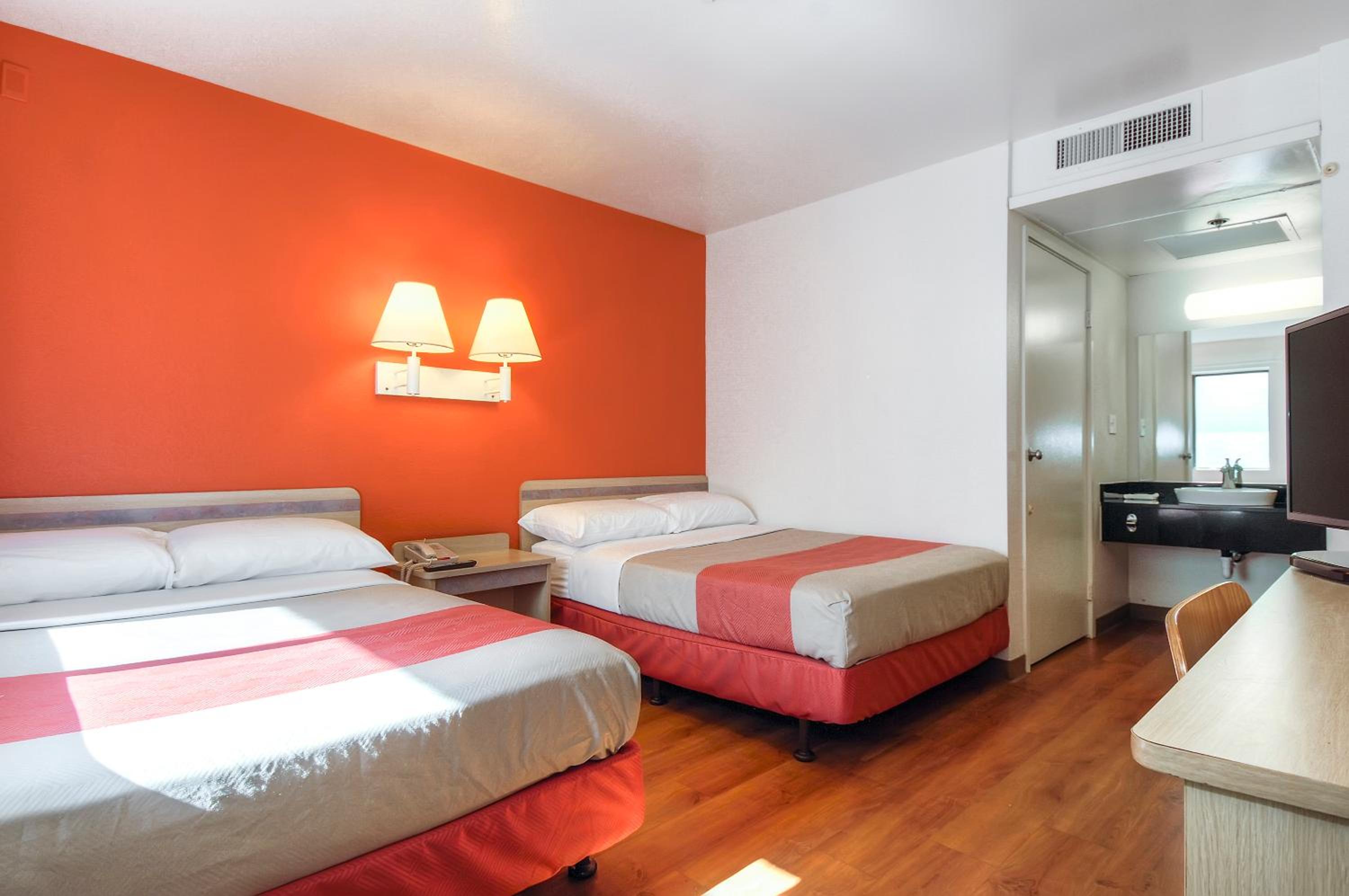 Double Room with Two Beds and Mini Fridge photo 3
