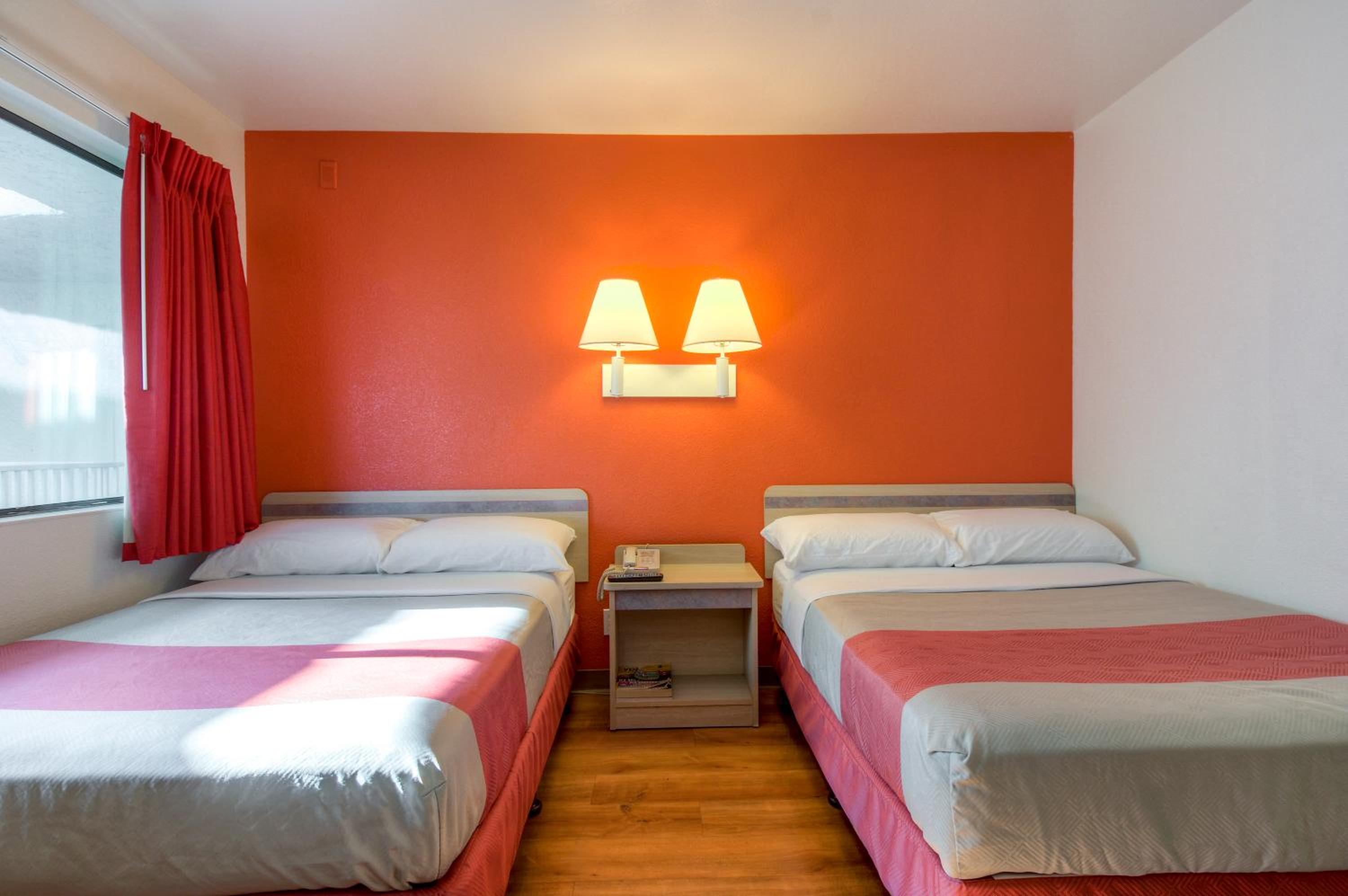 Double Room with Two Beds and Mini Fridge photo 2