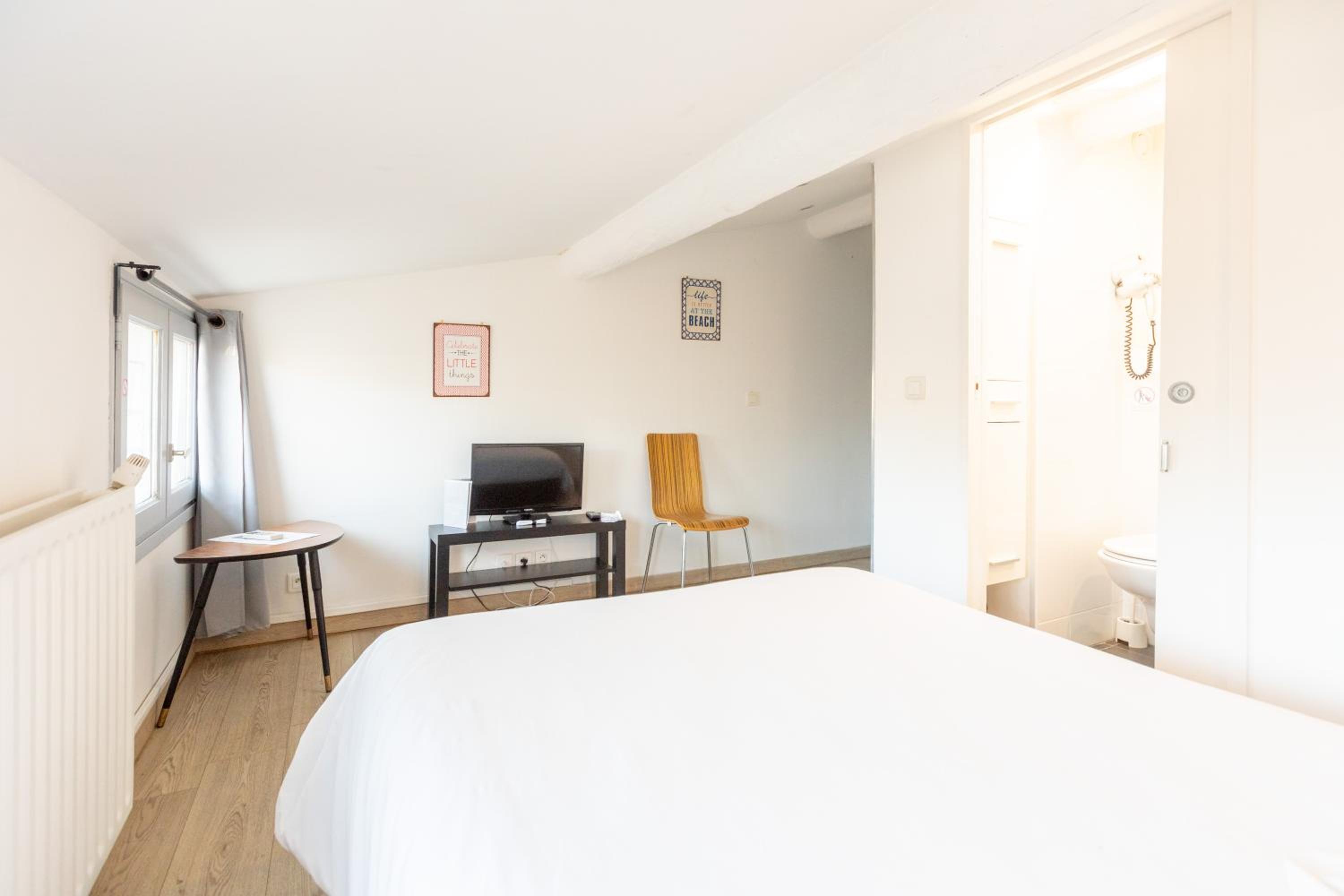 Double Room - Photo 11