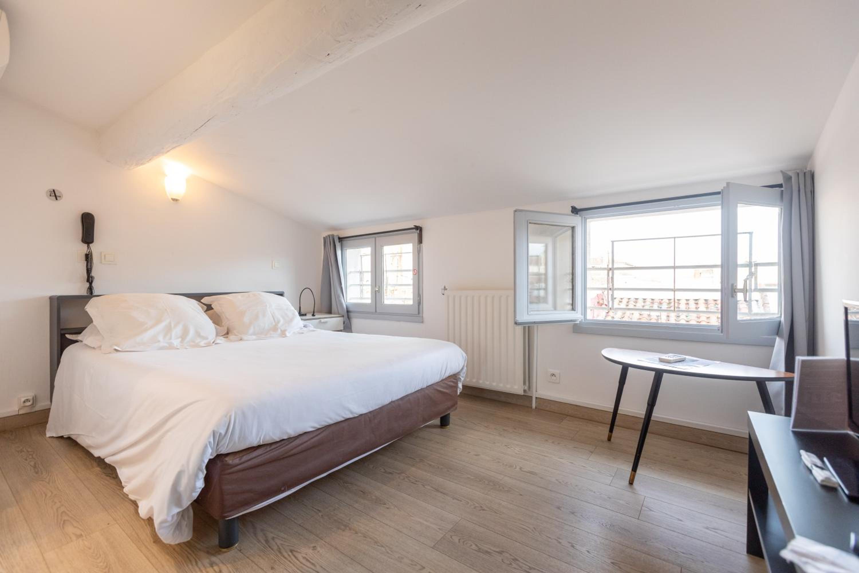 Double Room - Photo 9