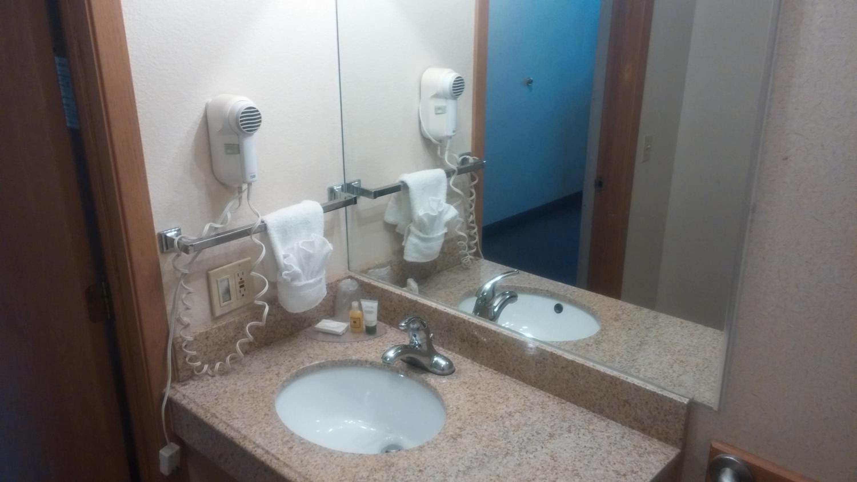 Premium King Room - Photo 4