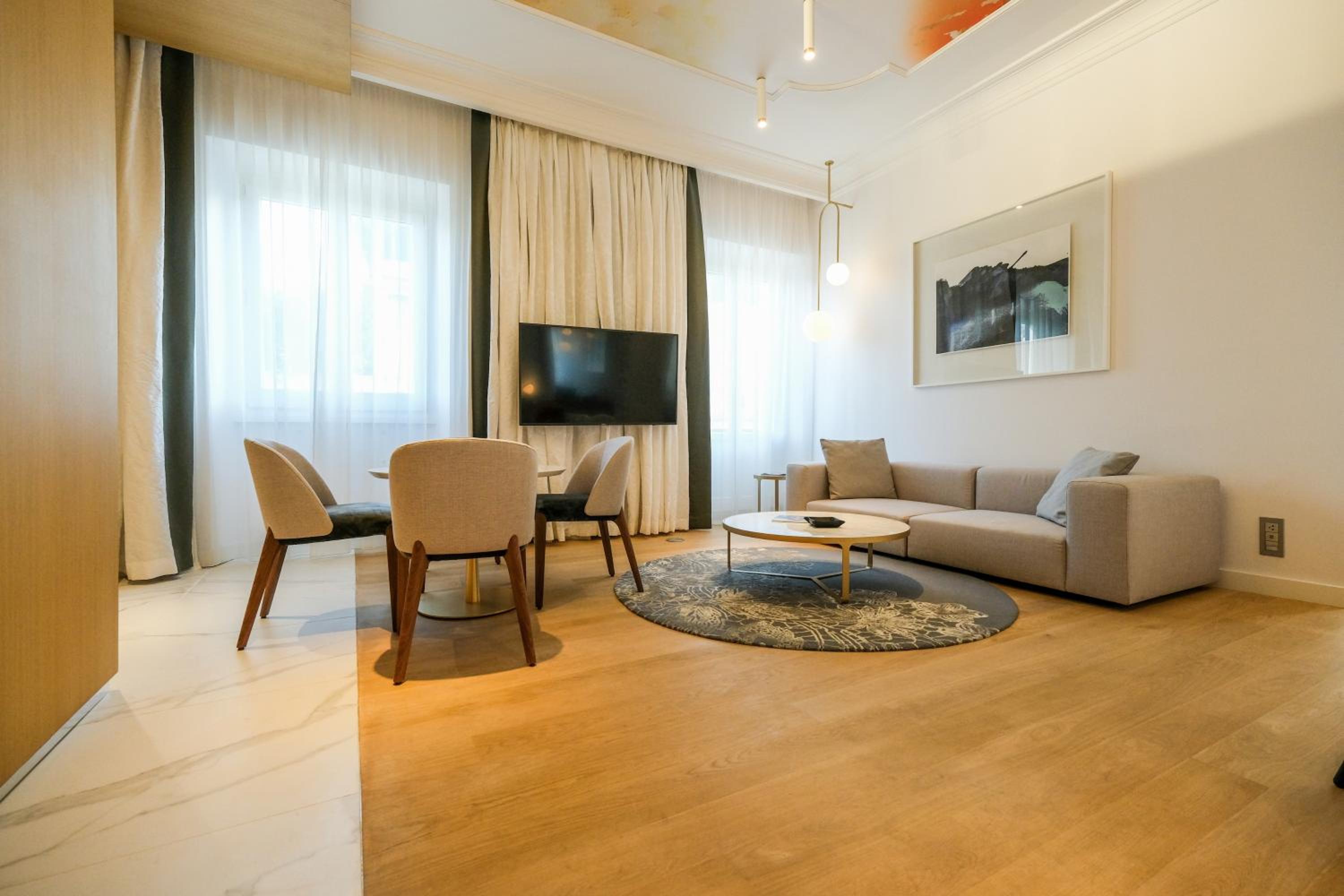 Deluxe King Suite