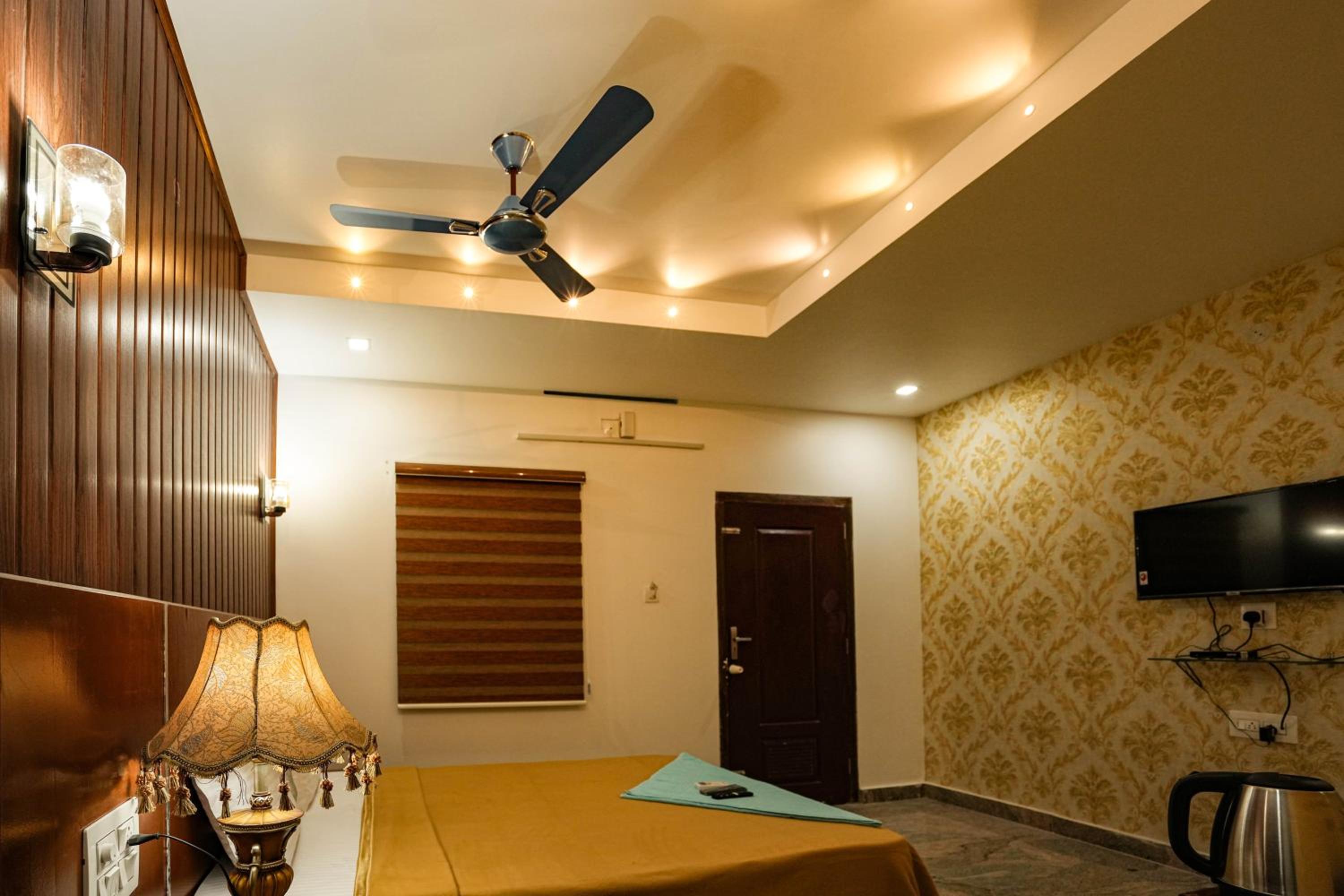 Deluxe Double Room (2 Adults + 1 Child) photo 3