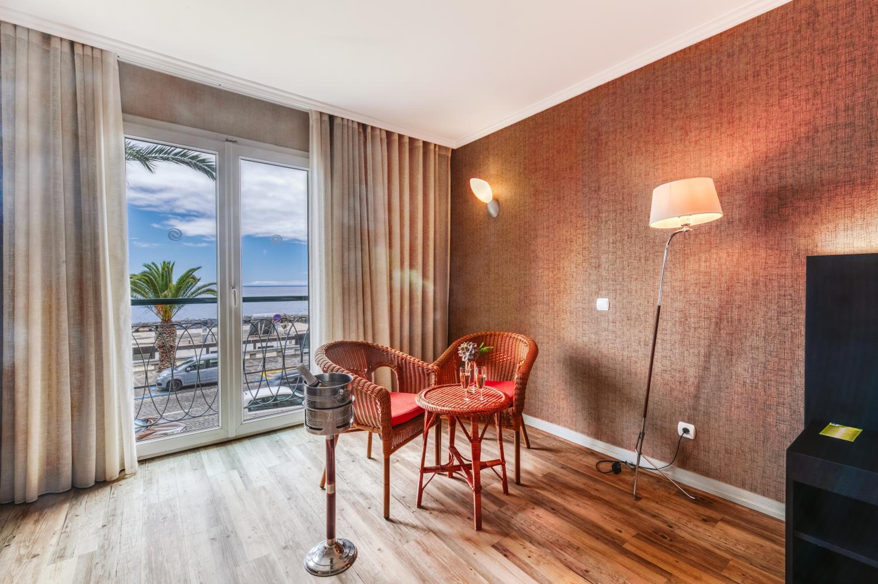 Twin Room with Sea View - Photo 6