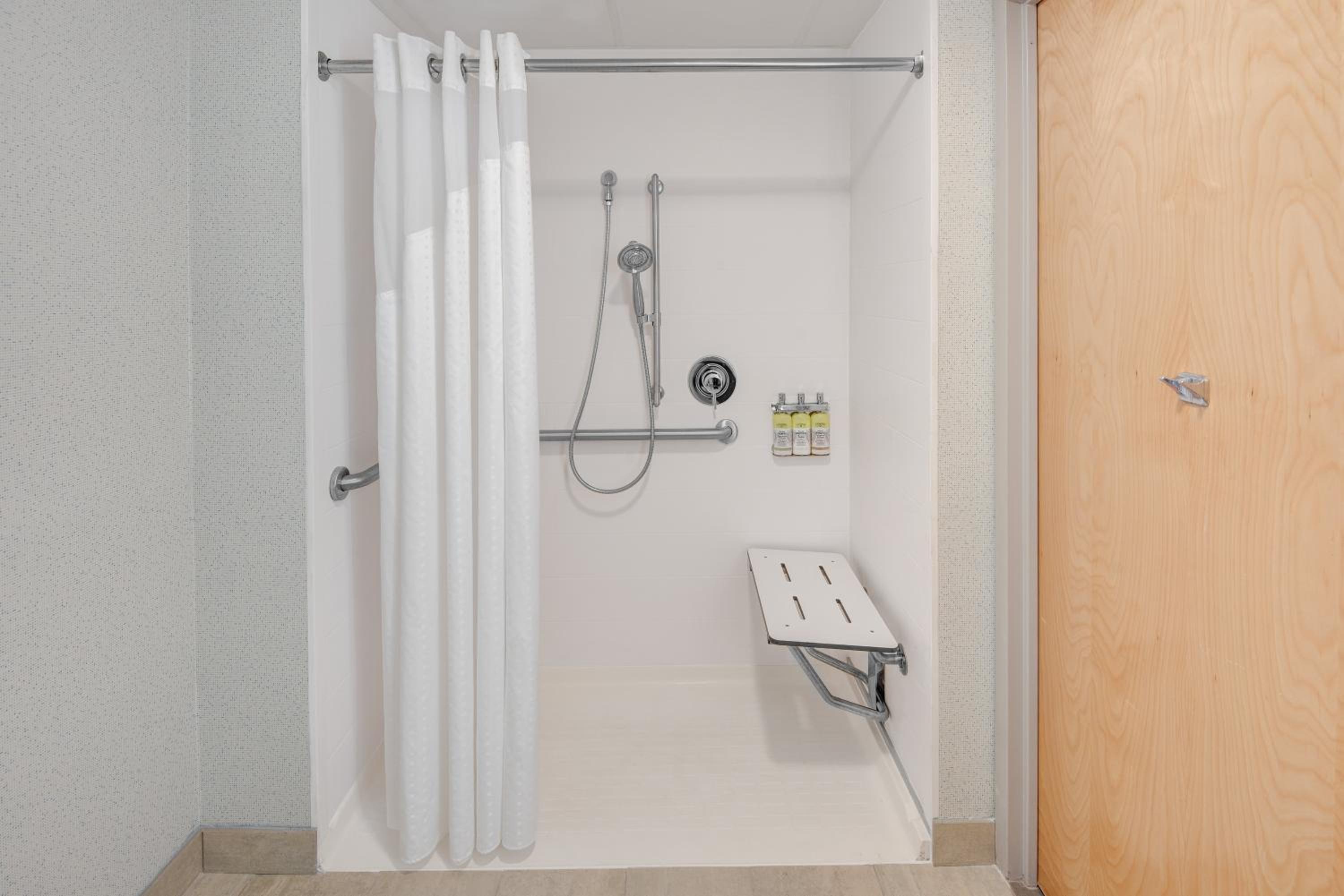 Double Room with Roll In Shower - Mobility Accessible/ Non- Smoking - Photo 5