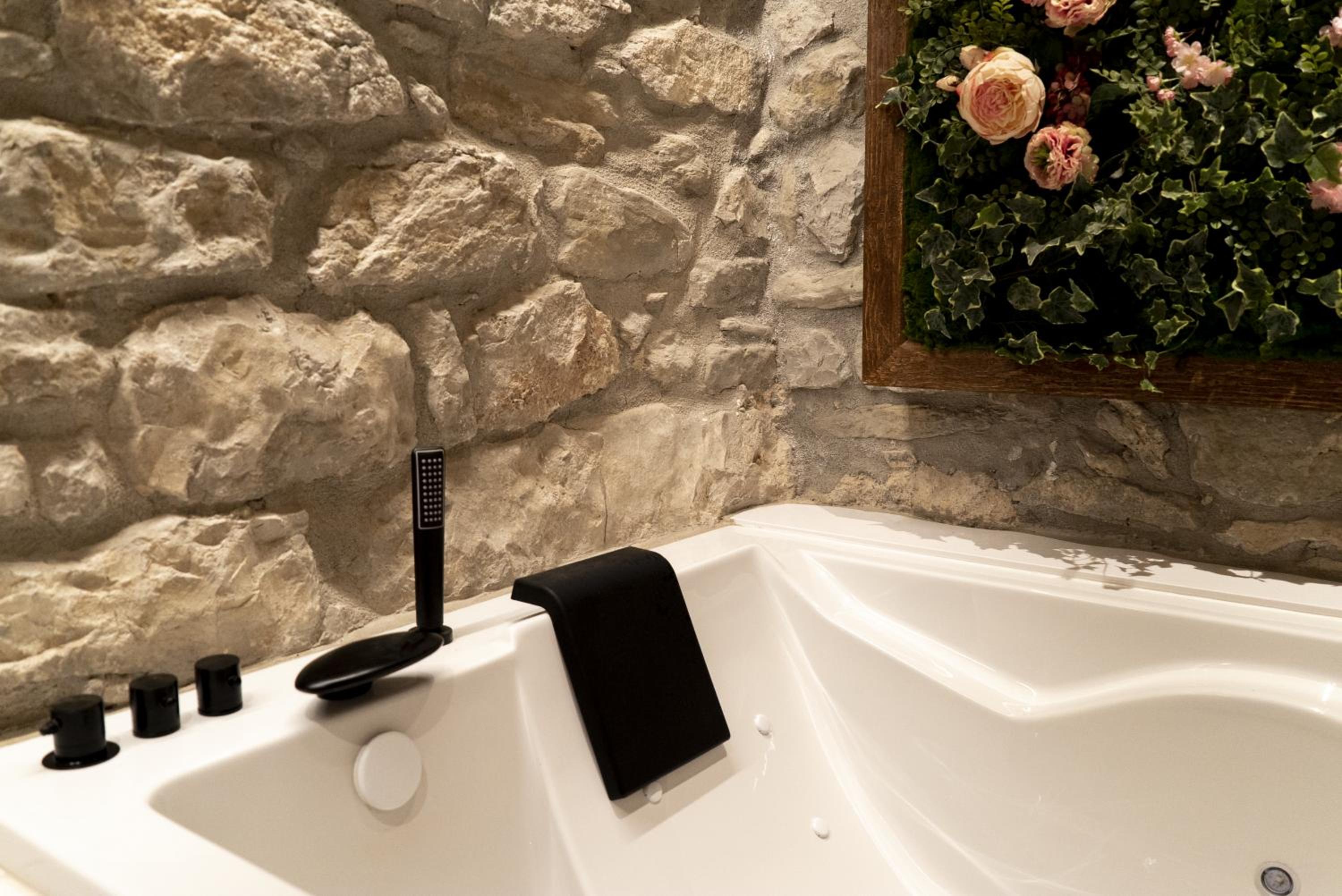 Deluxe Suite with Spa Bath - Photo 7