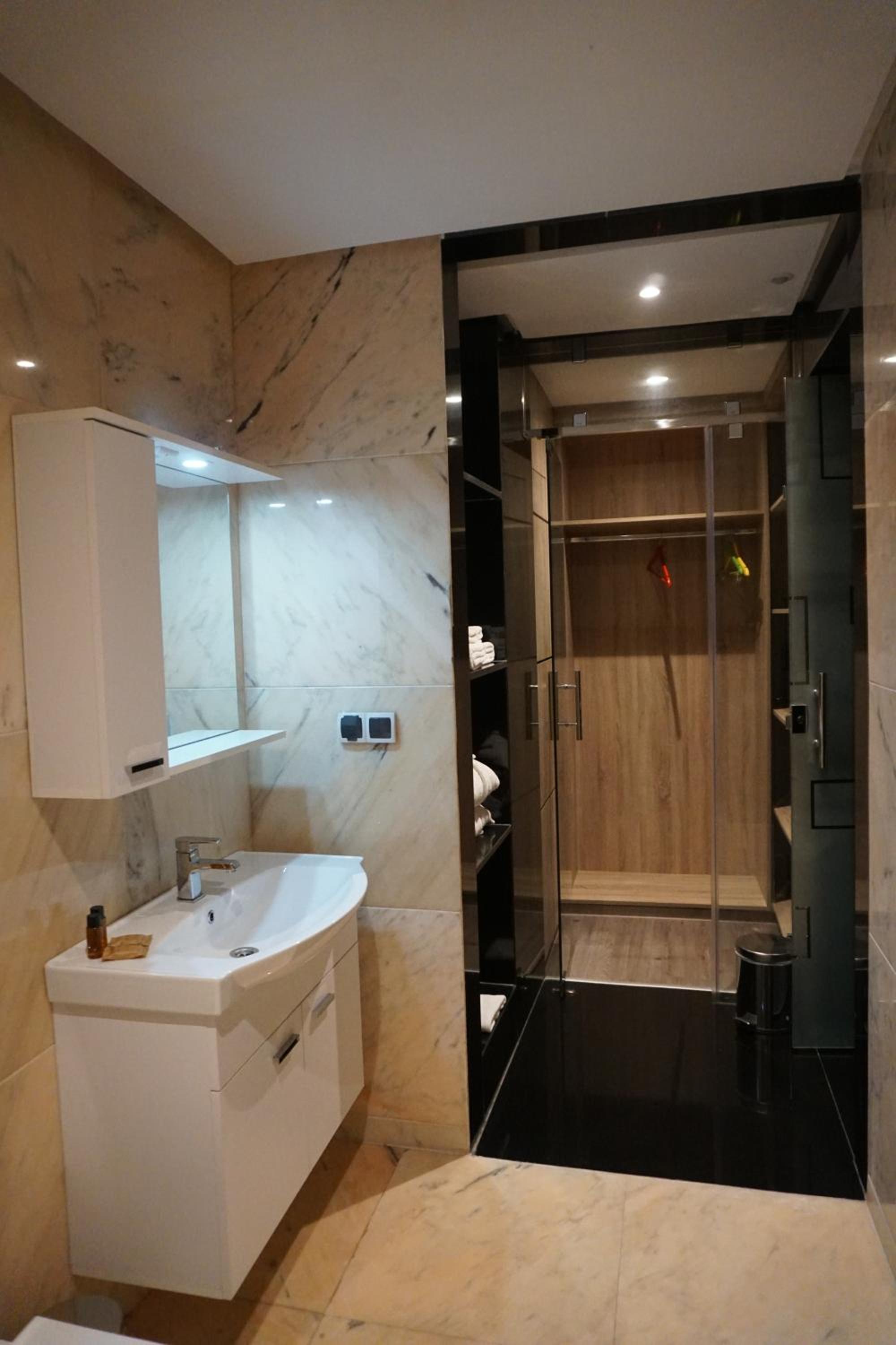 Deluxe Suite - Photo 15