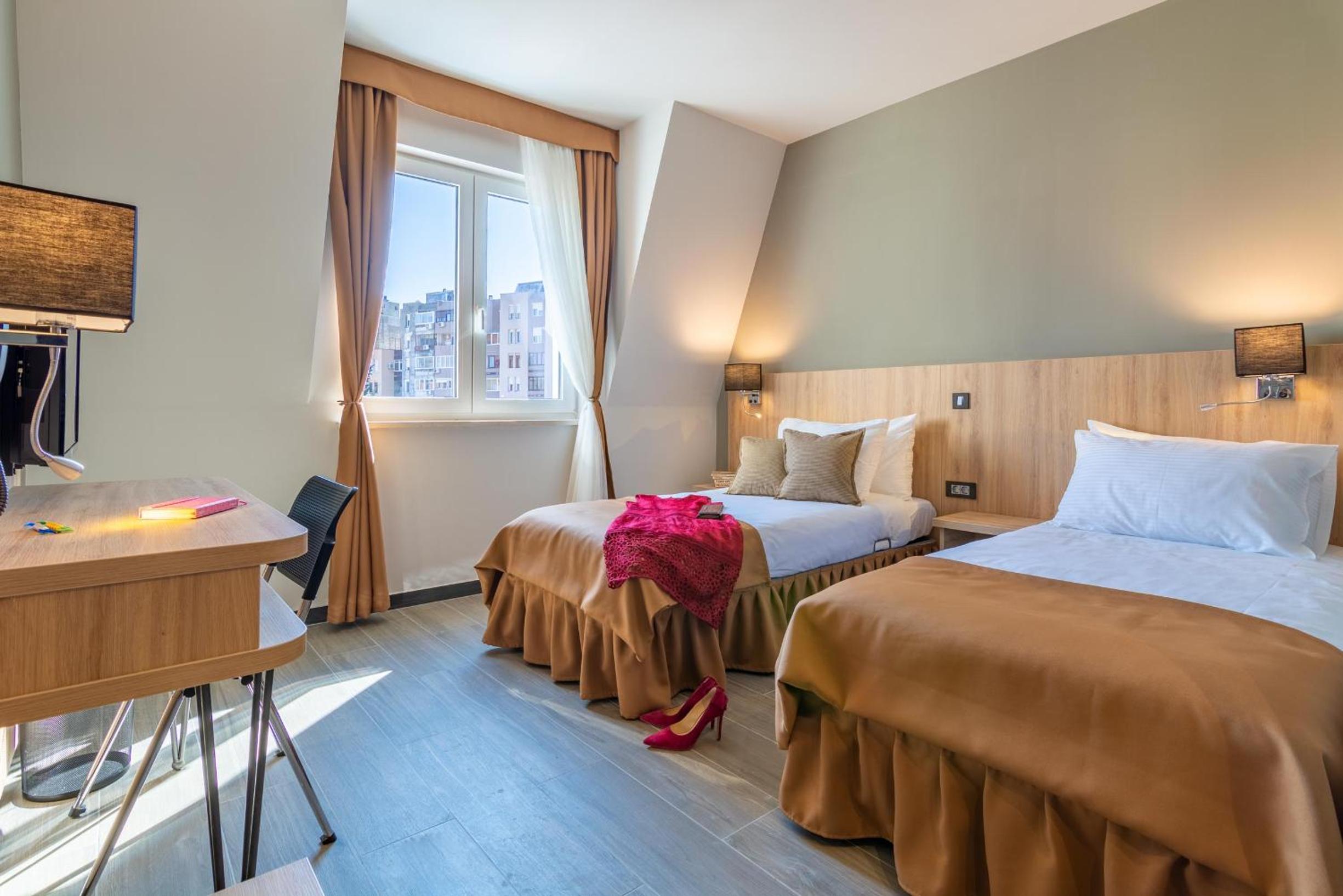 Double or Twin Room with Private Bathroom - Photo 9