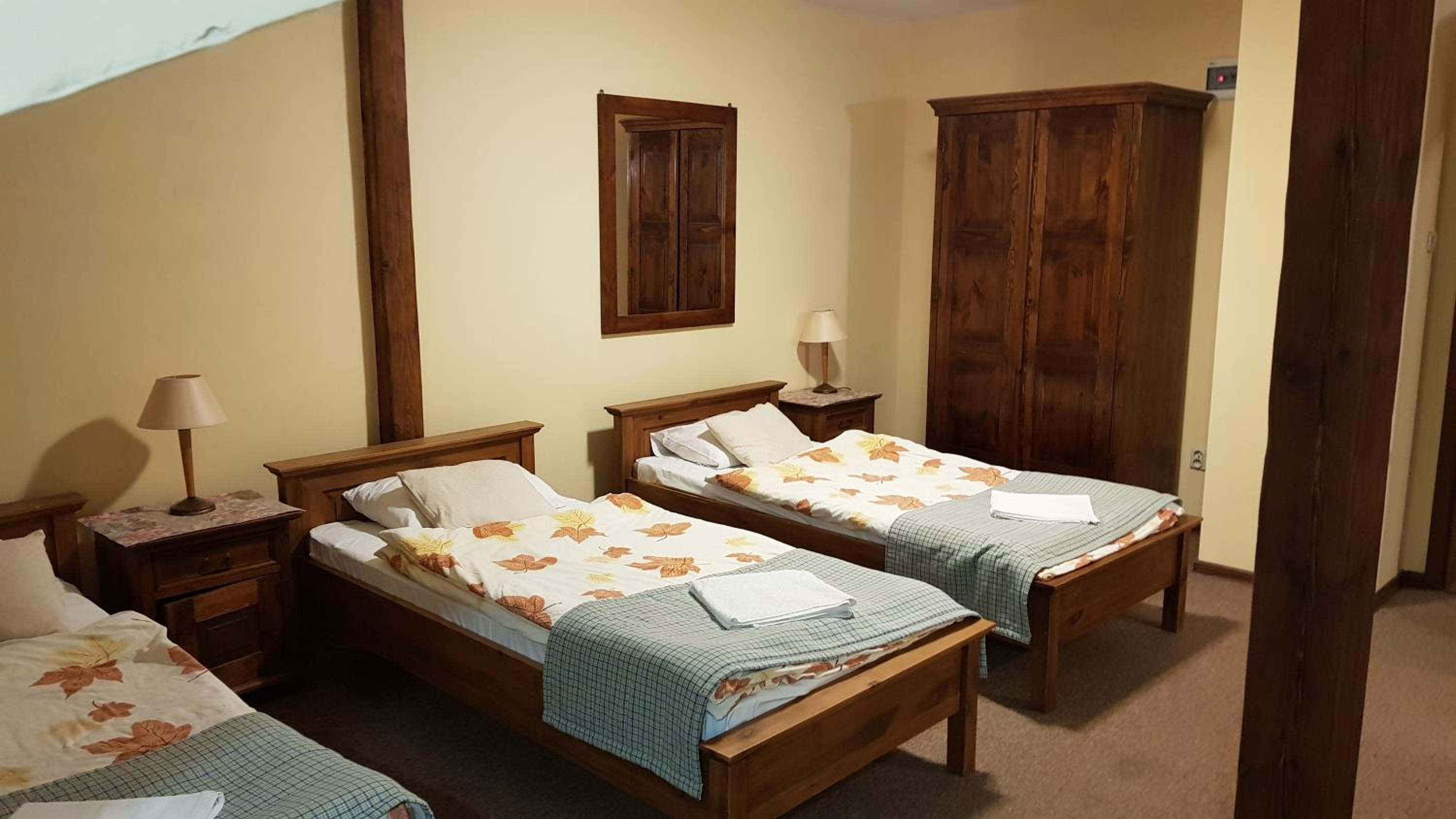 Quadruple Room with Bathroom - Photo 5