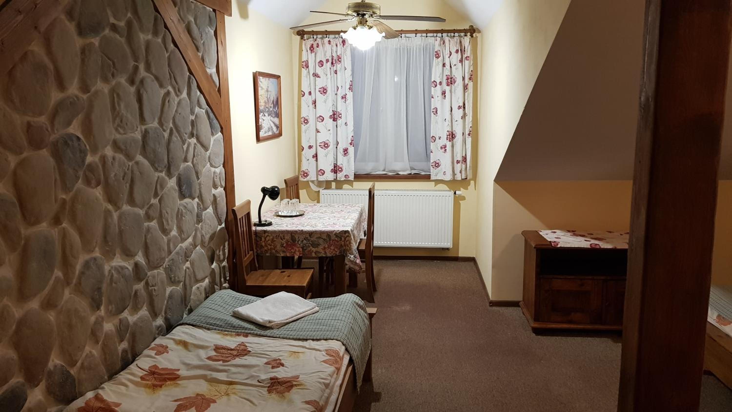 Quadruple Room with Bathroom - Photo 2
