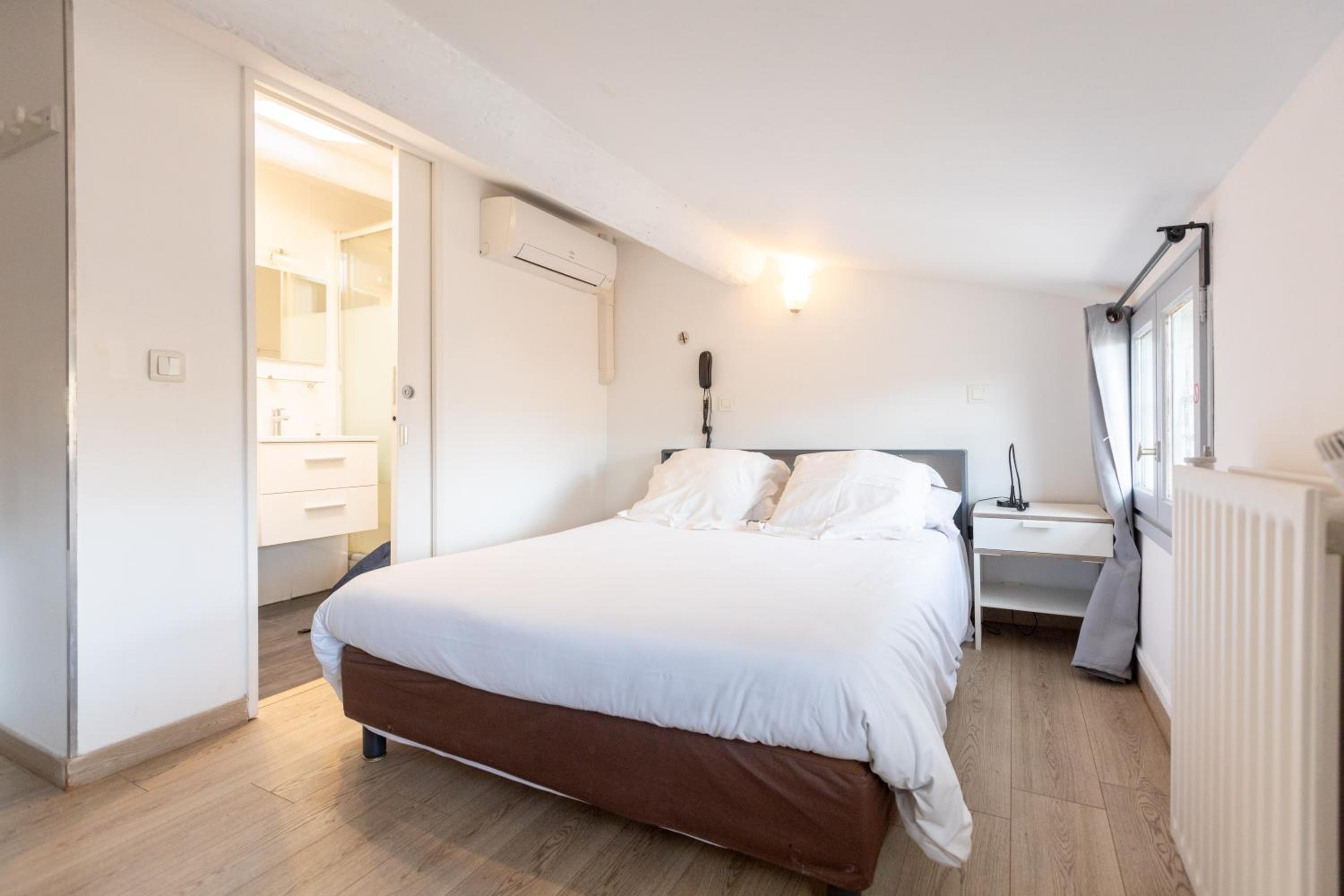 Double Room - Photo 10