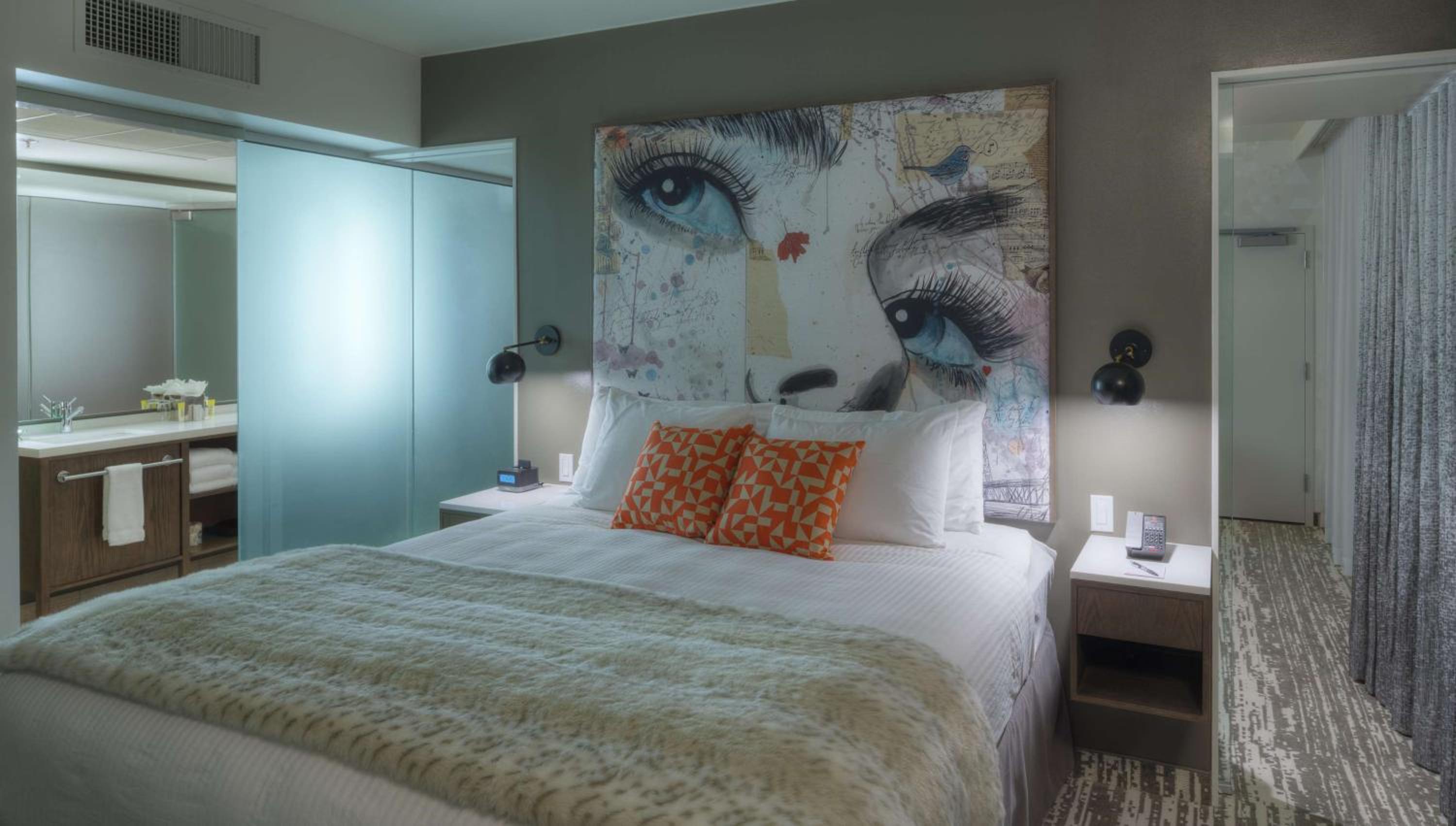 King Suite with Roll-In Shower, Sofa Bed and City View - Disability/Non-Smoking