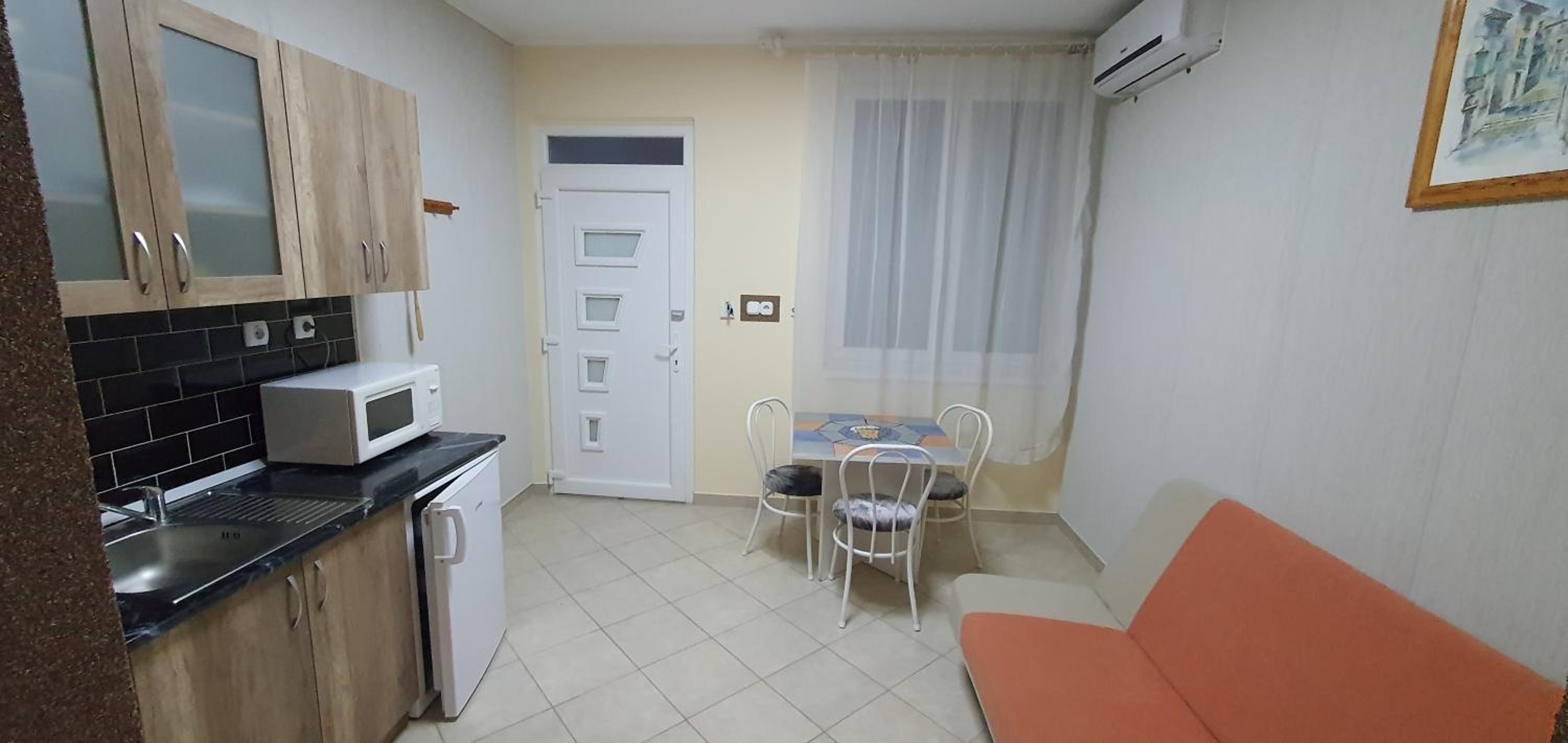 One-Bedroom Apartment photo 2