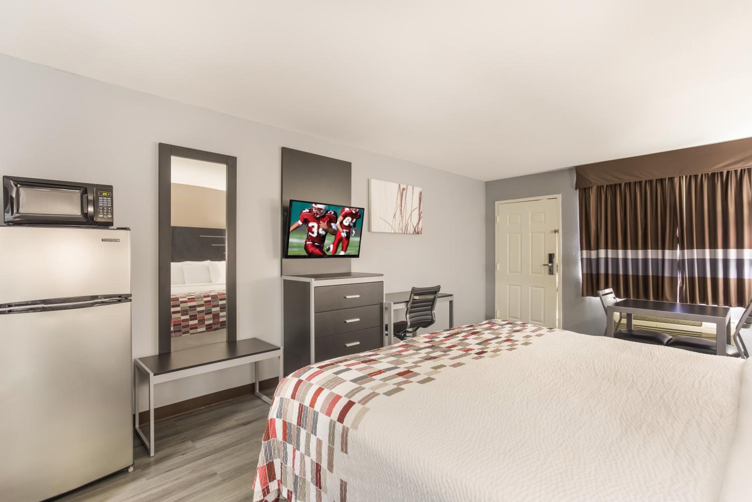 Superior King Room with Disability Access/Roll-In Shower - Non-Smoking - Photo 4