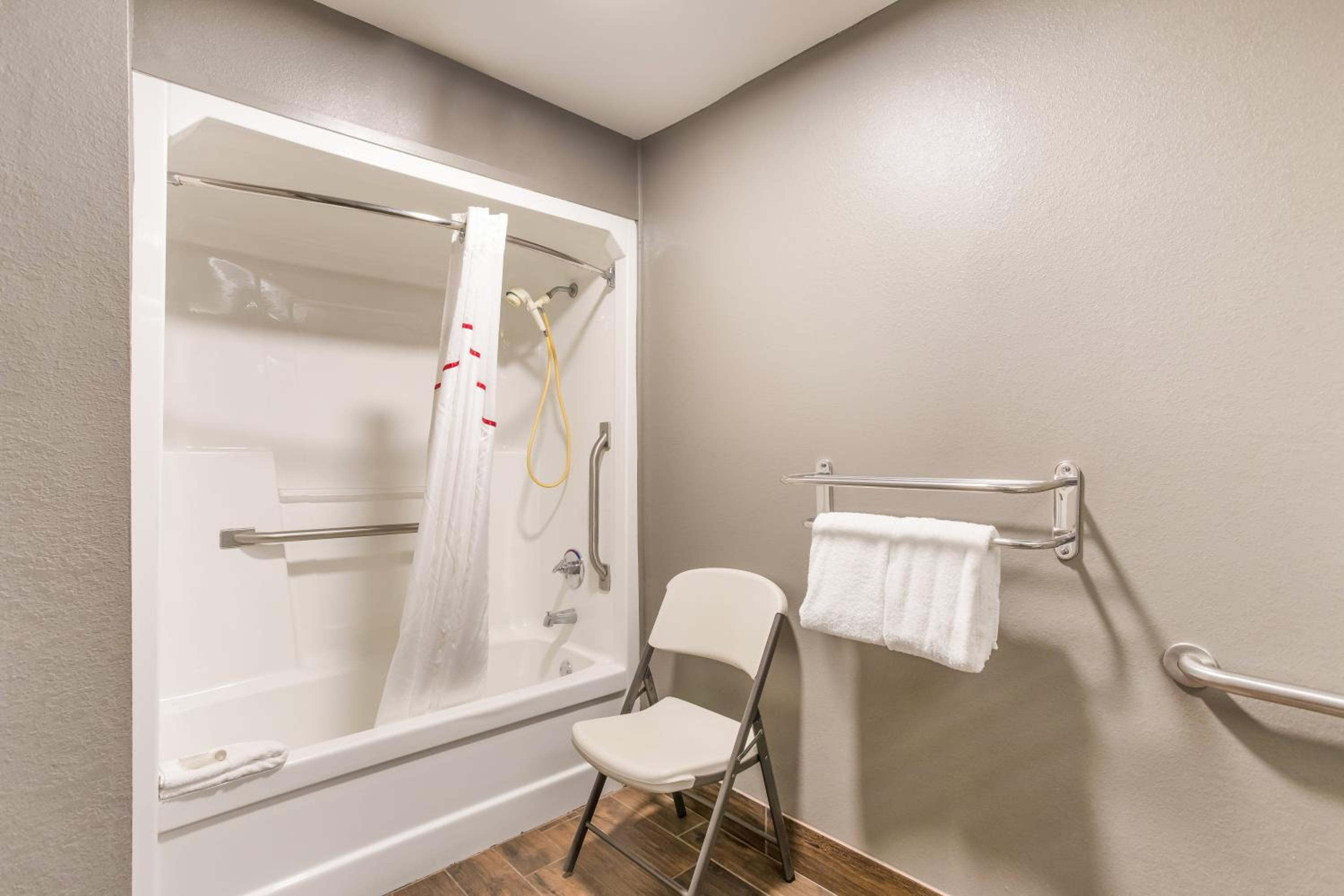 Superior King Room with Disability Access - Non-Smoking - Photo 4