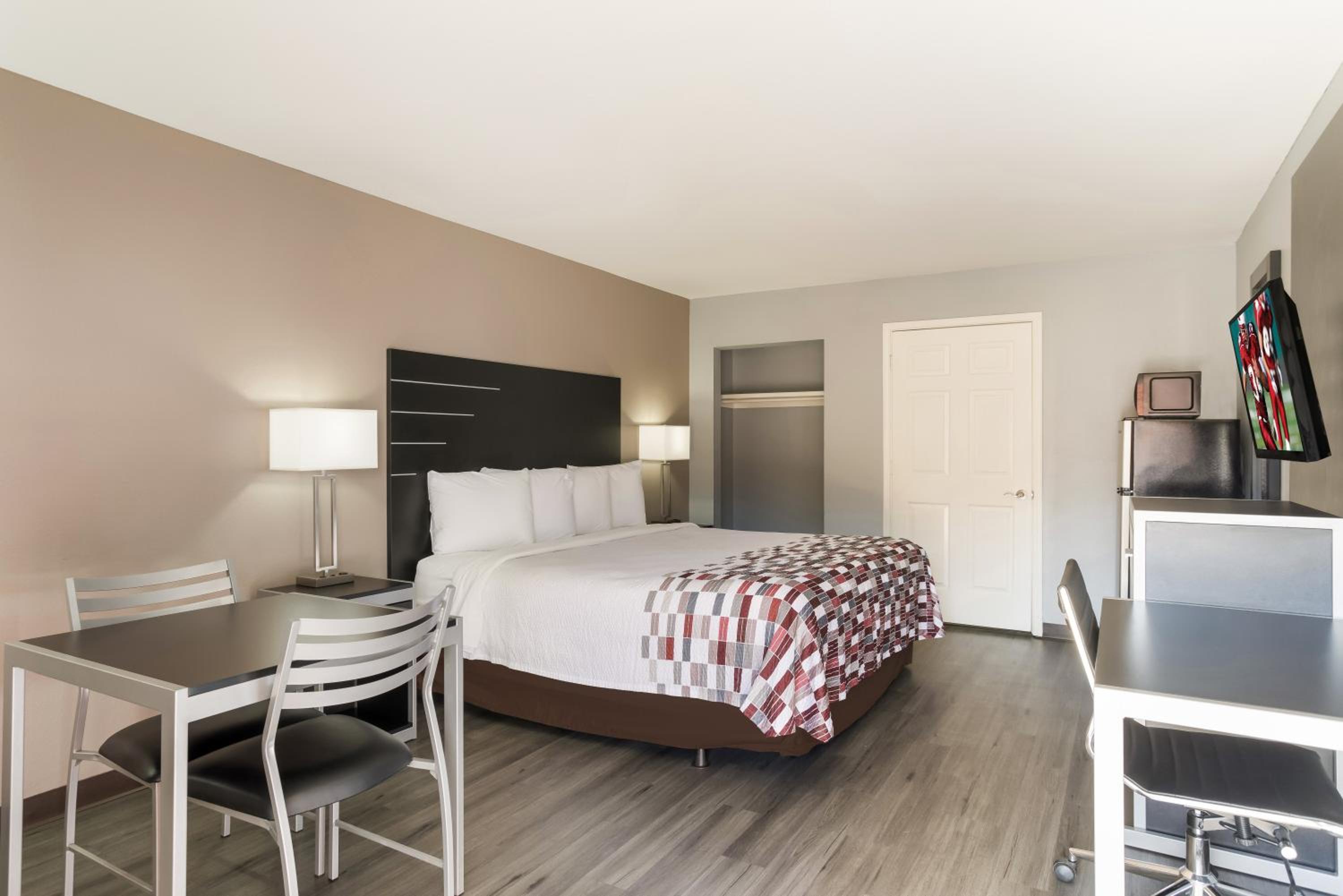 Superior King Room with Disability Access/Roll-In Shower - Non-Smoking - Photo 1