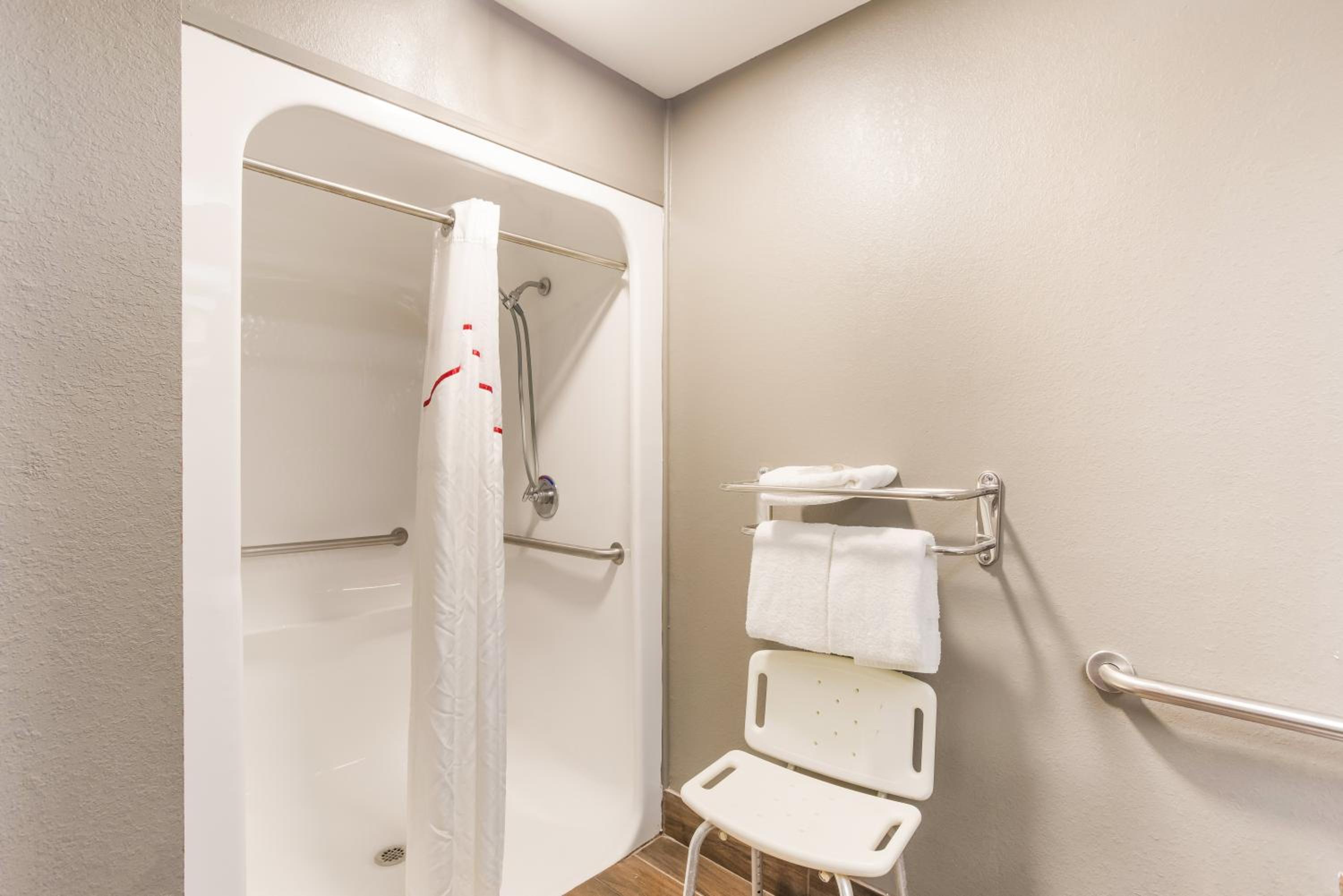 Superior King Room with Disability Access/Roll-In Shower - Non-Smoking - Photo 2