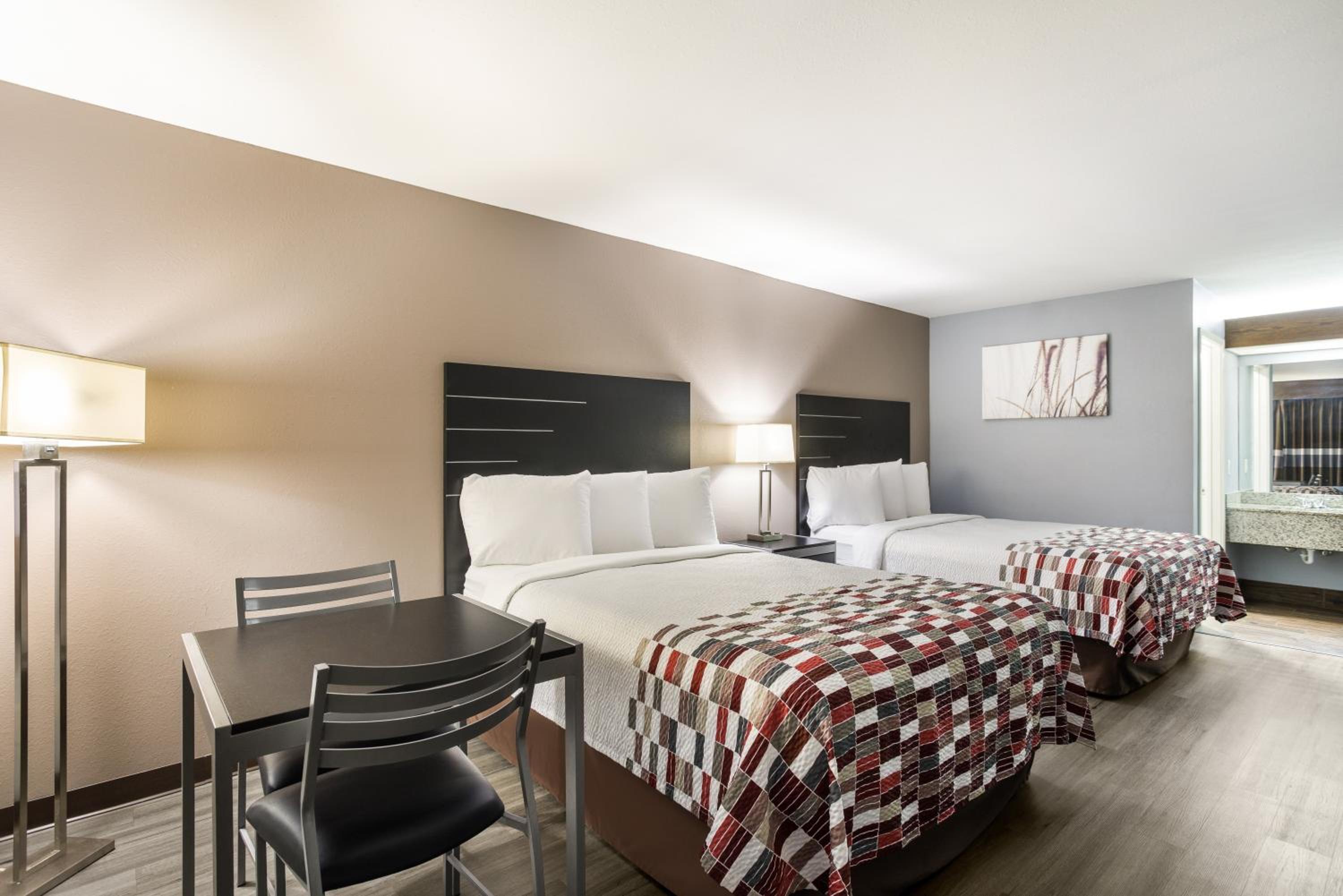 Deluxe Queen Room with Two Queen Beds - Non-Smoking - Photo 3