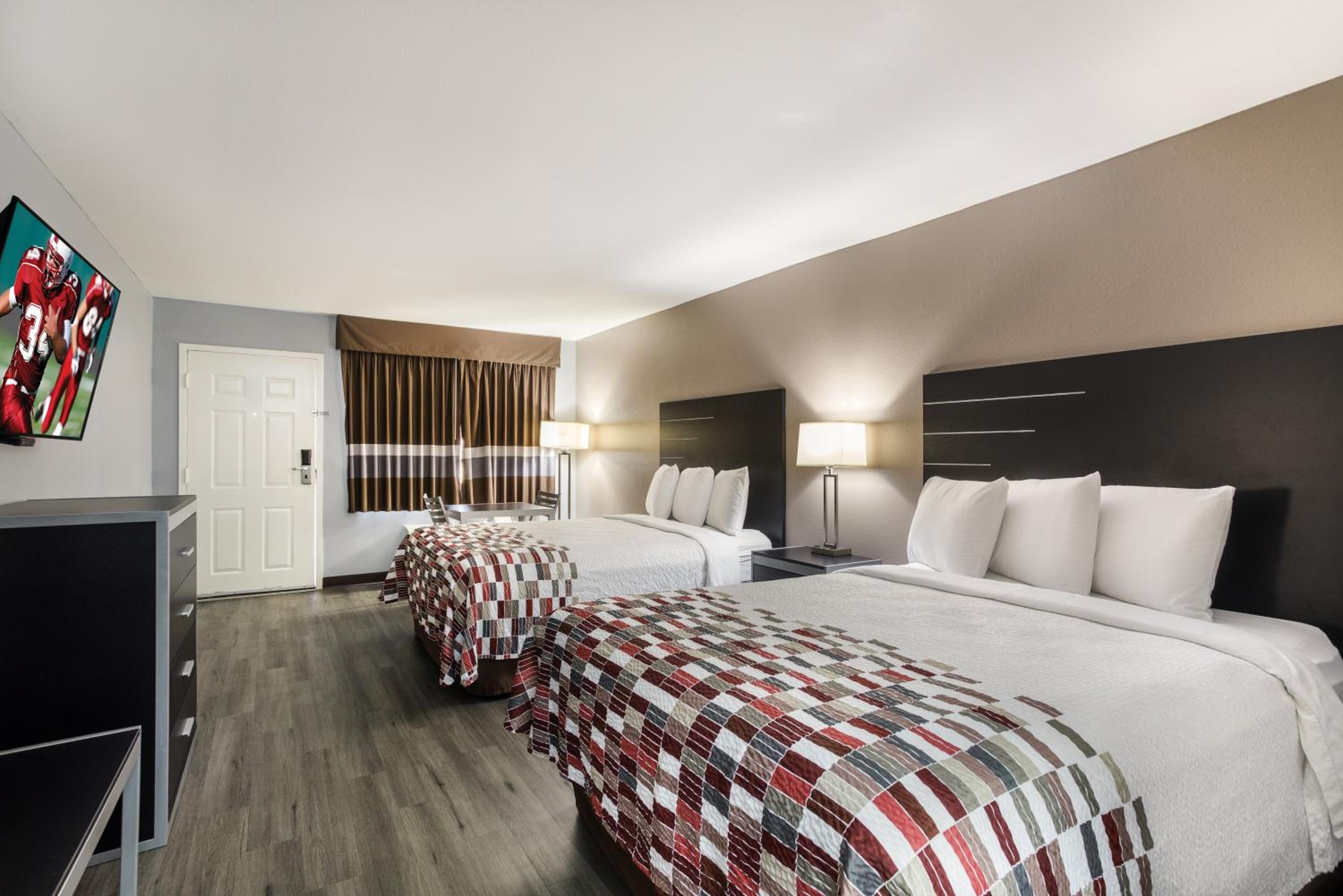Deluxe Queen Room with Two Queen Beds - Non-Smoking - Photo 4