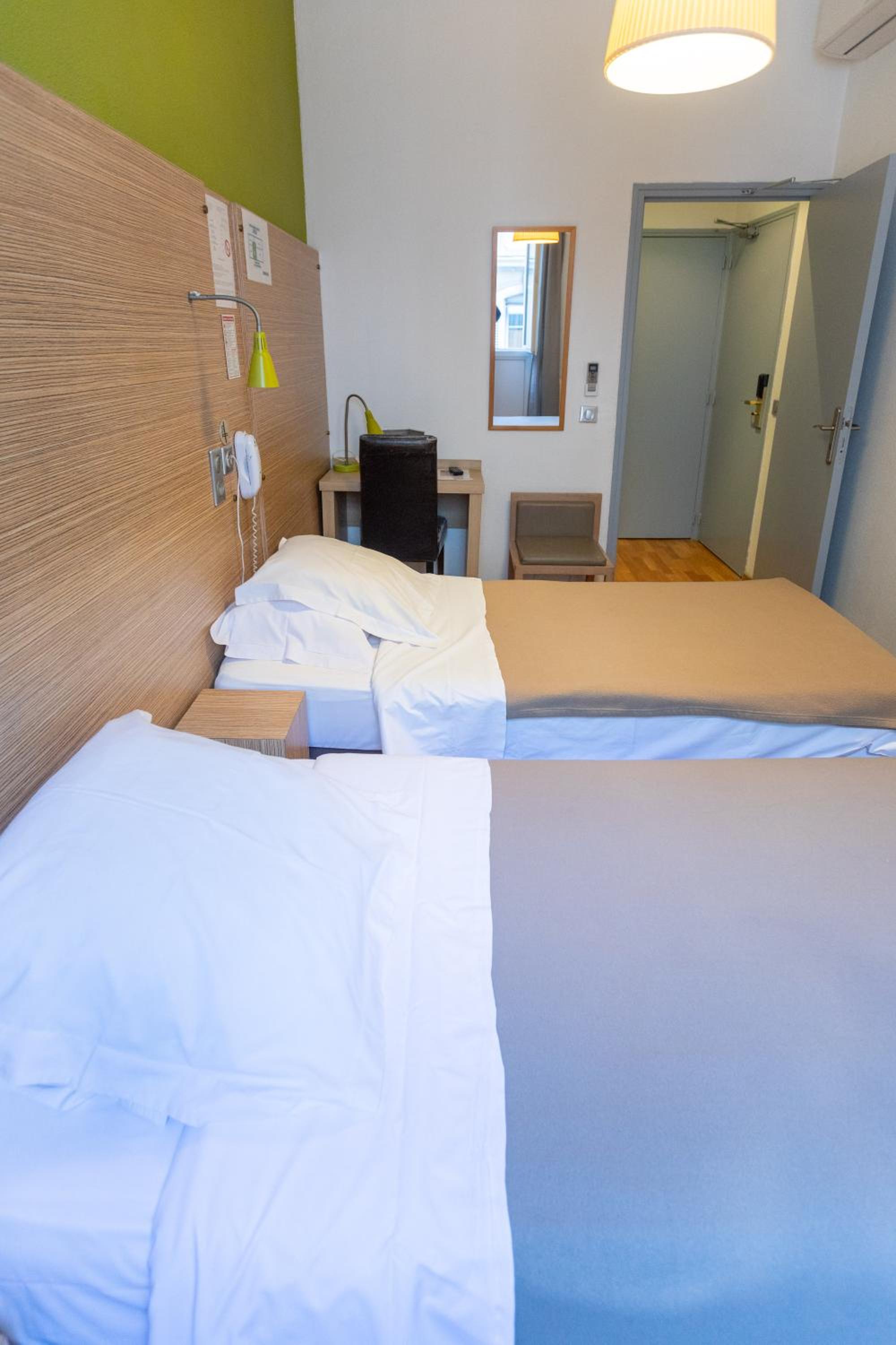 Twin Room - Photo 5