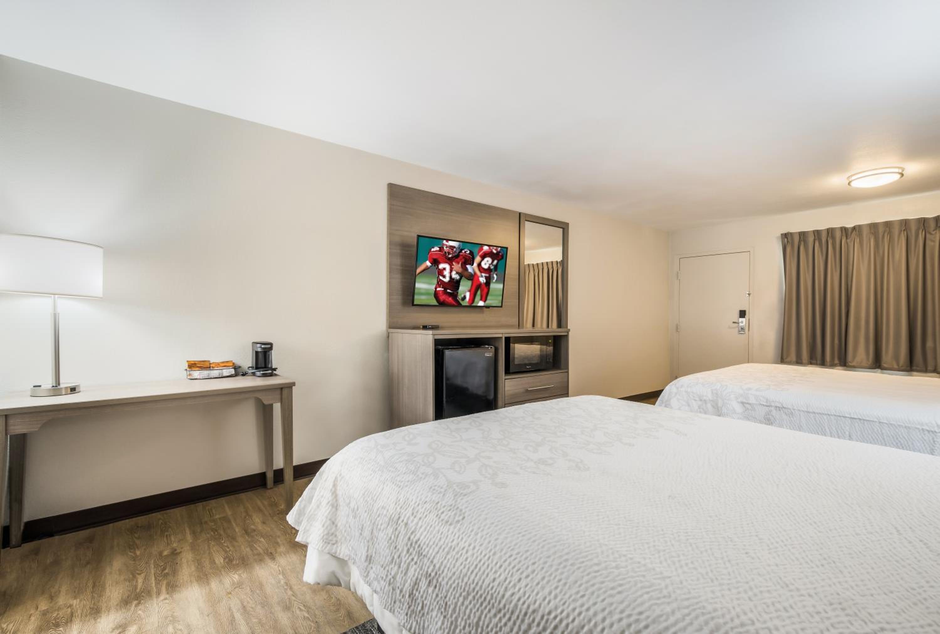 Queen Room with Two Queen Beds - Non-Smoking - Photo 1