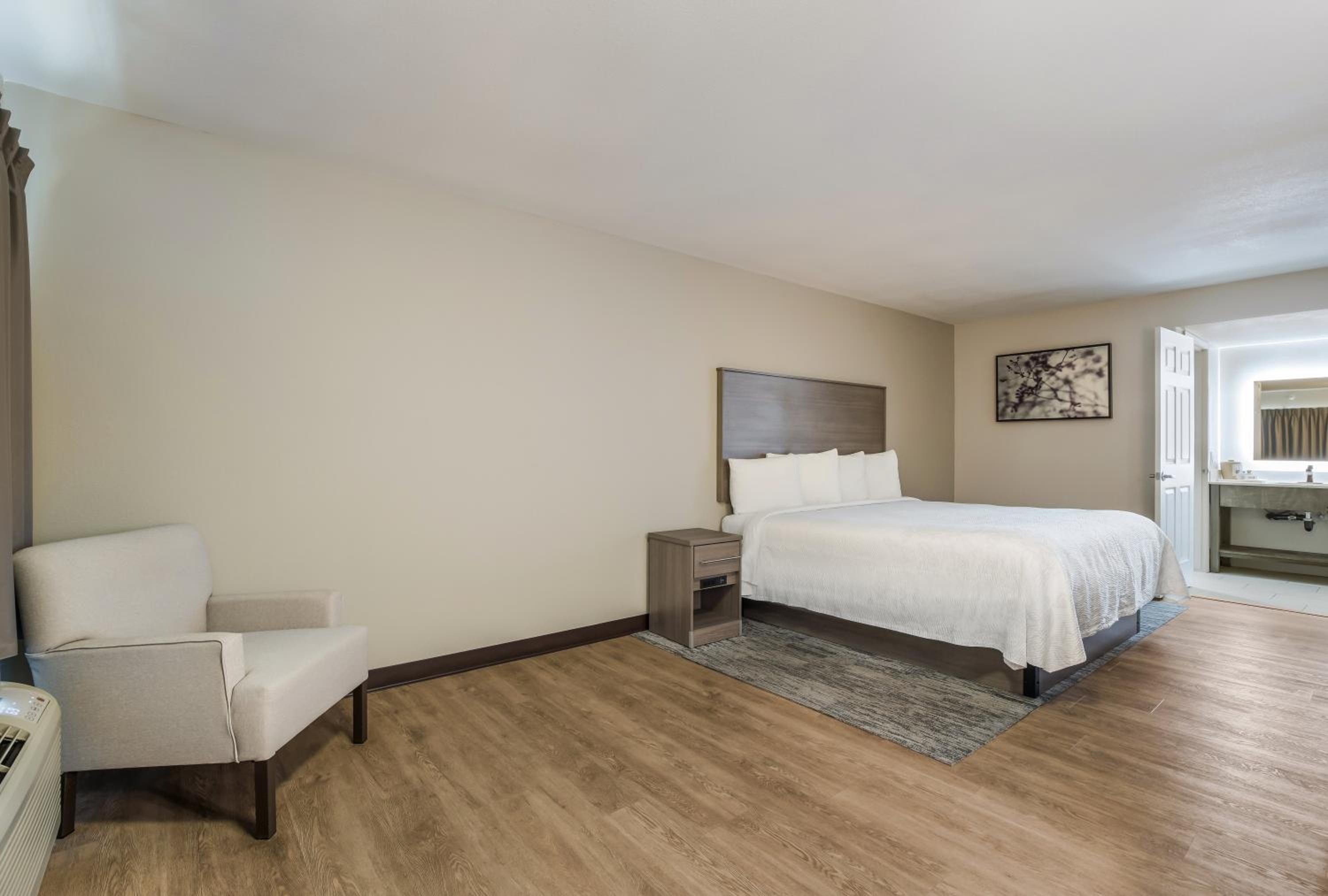 King Room - Non-Smoking - Photo 5