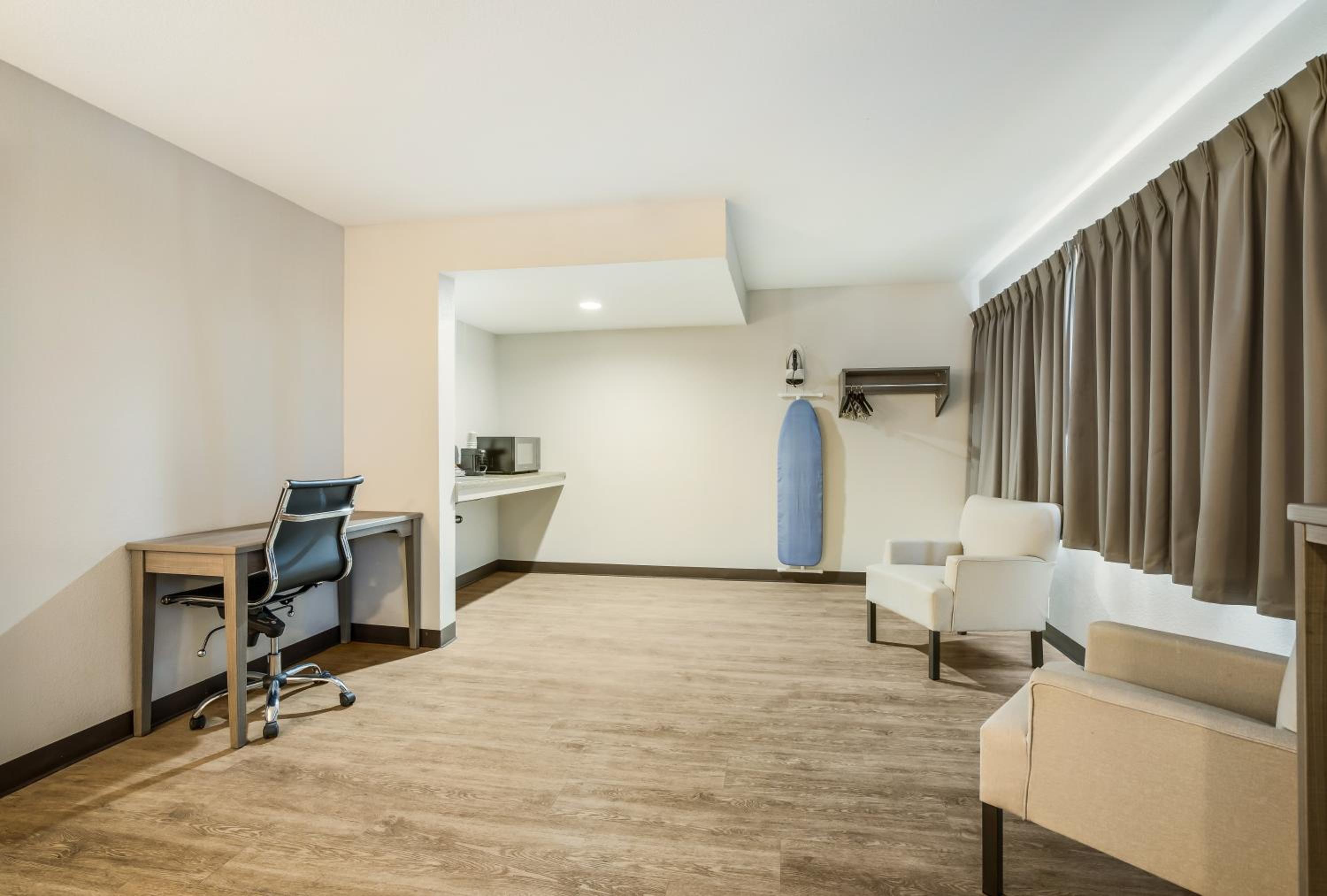 Family Suite - Non-Smoking - Photo 3