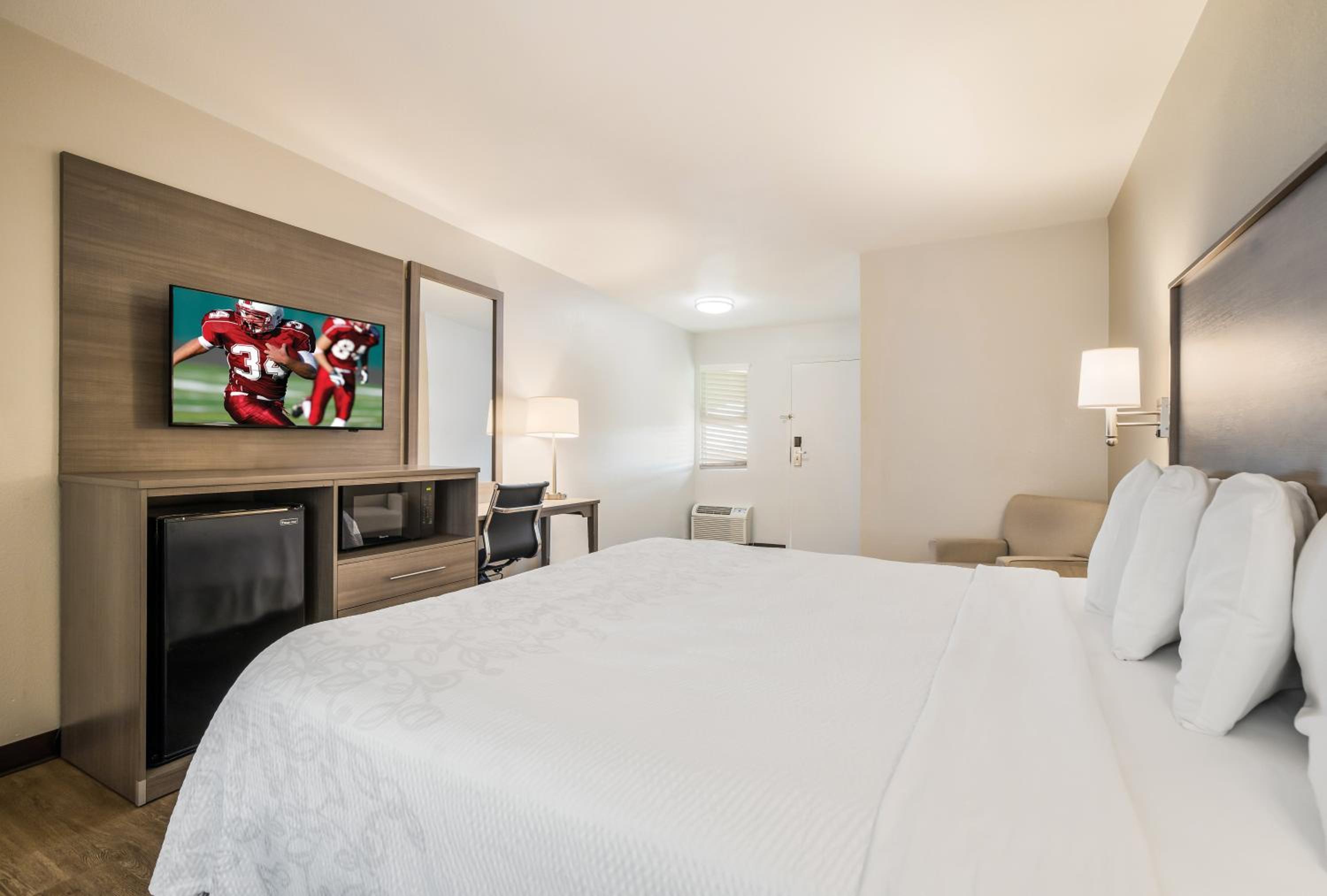 King Room - Non-Smoking - Photo 1
