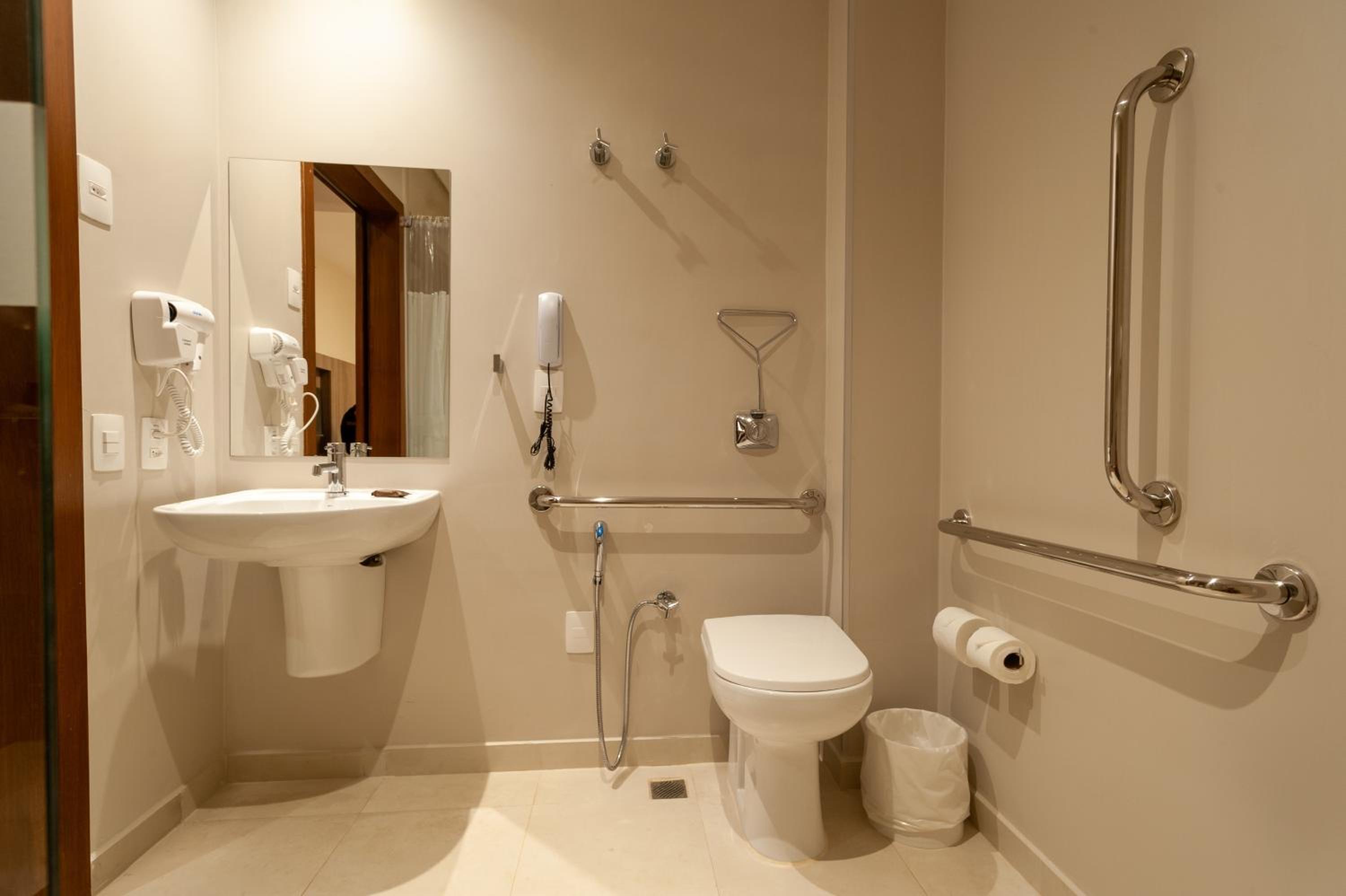 King Room with Roll-In Shower - Disability Access photo 3