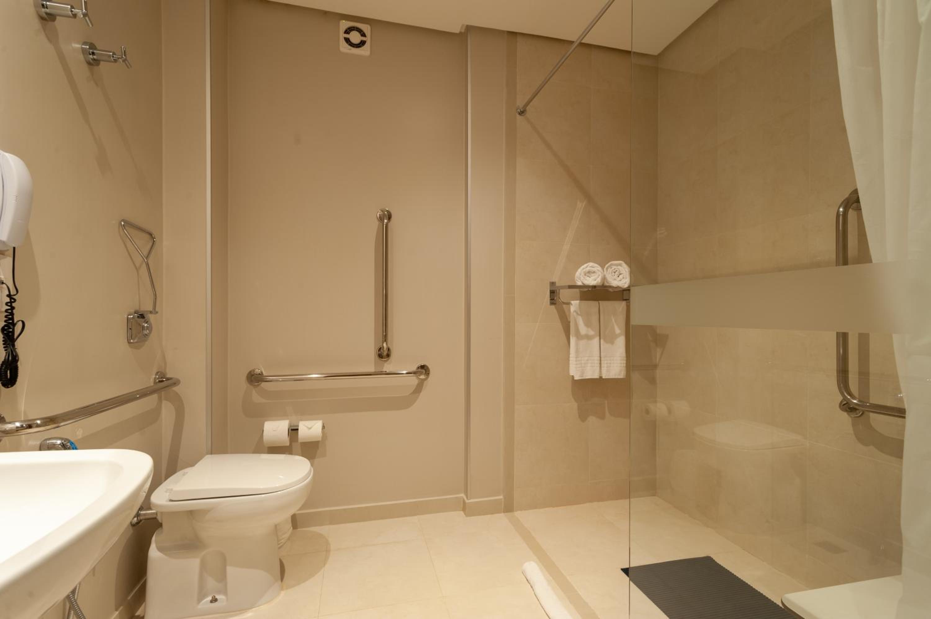 King Room with Roll-In Shower - Disability Access photo 3
