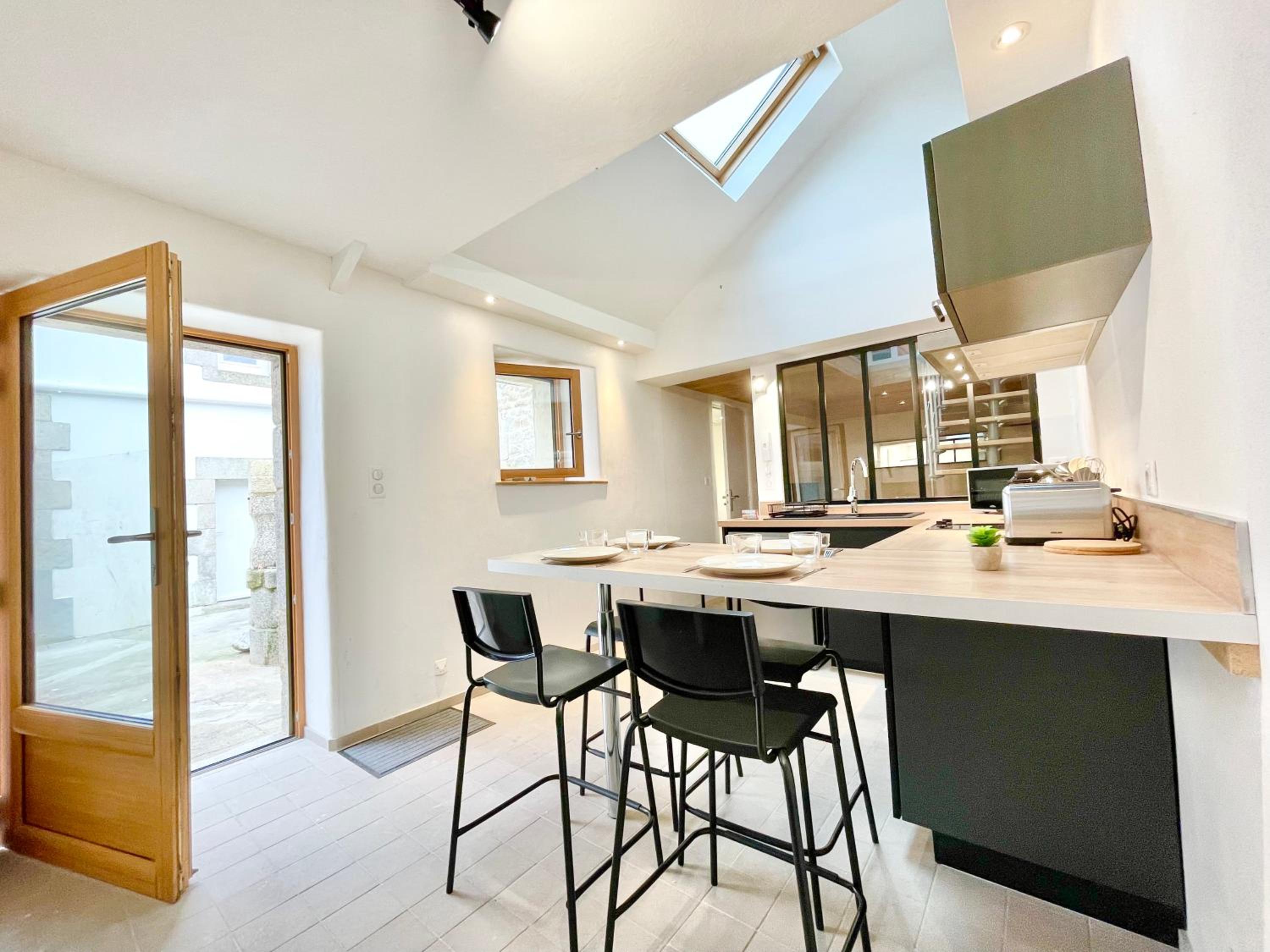 Apartment - Split Level - Photo 1