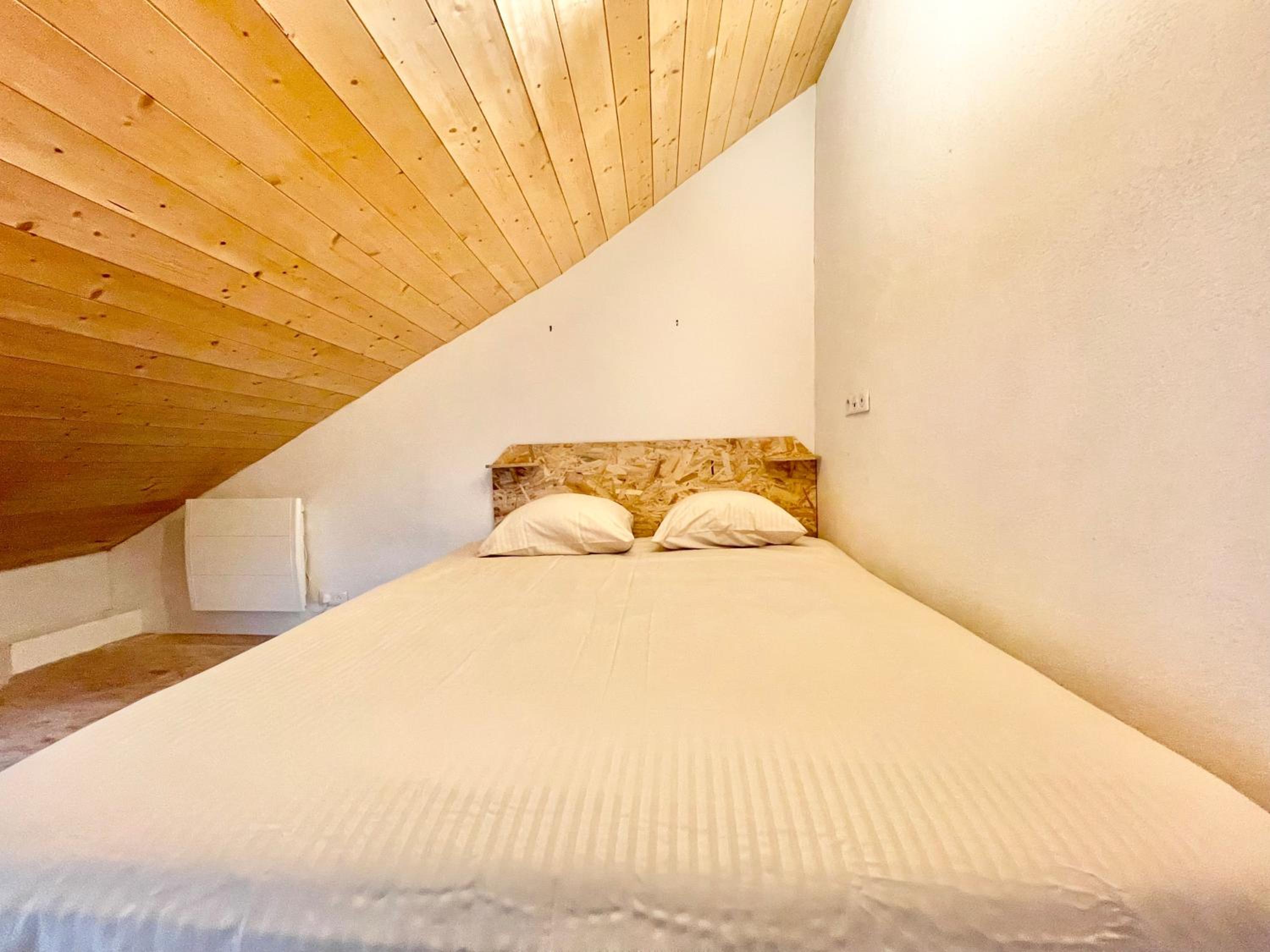 Apartment - Split Level - Photo 12