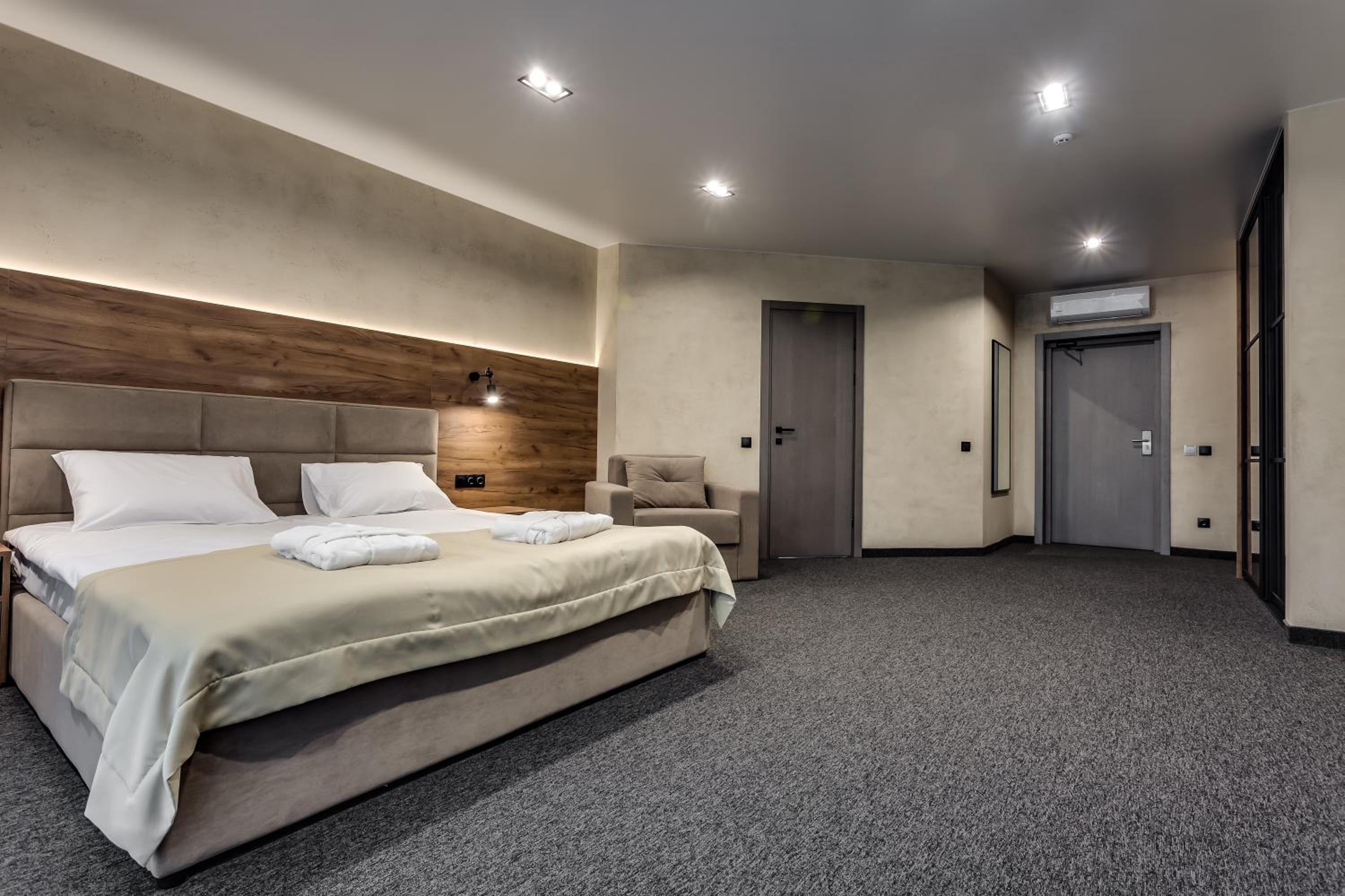 King Suite with Balcony photo 3